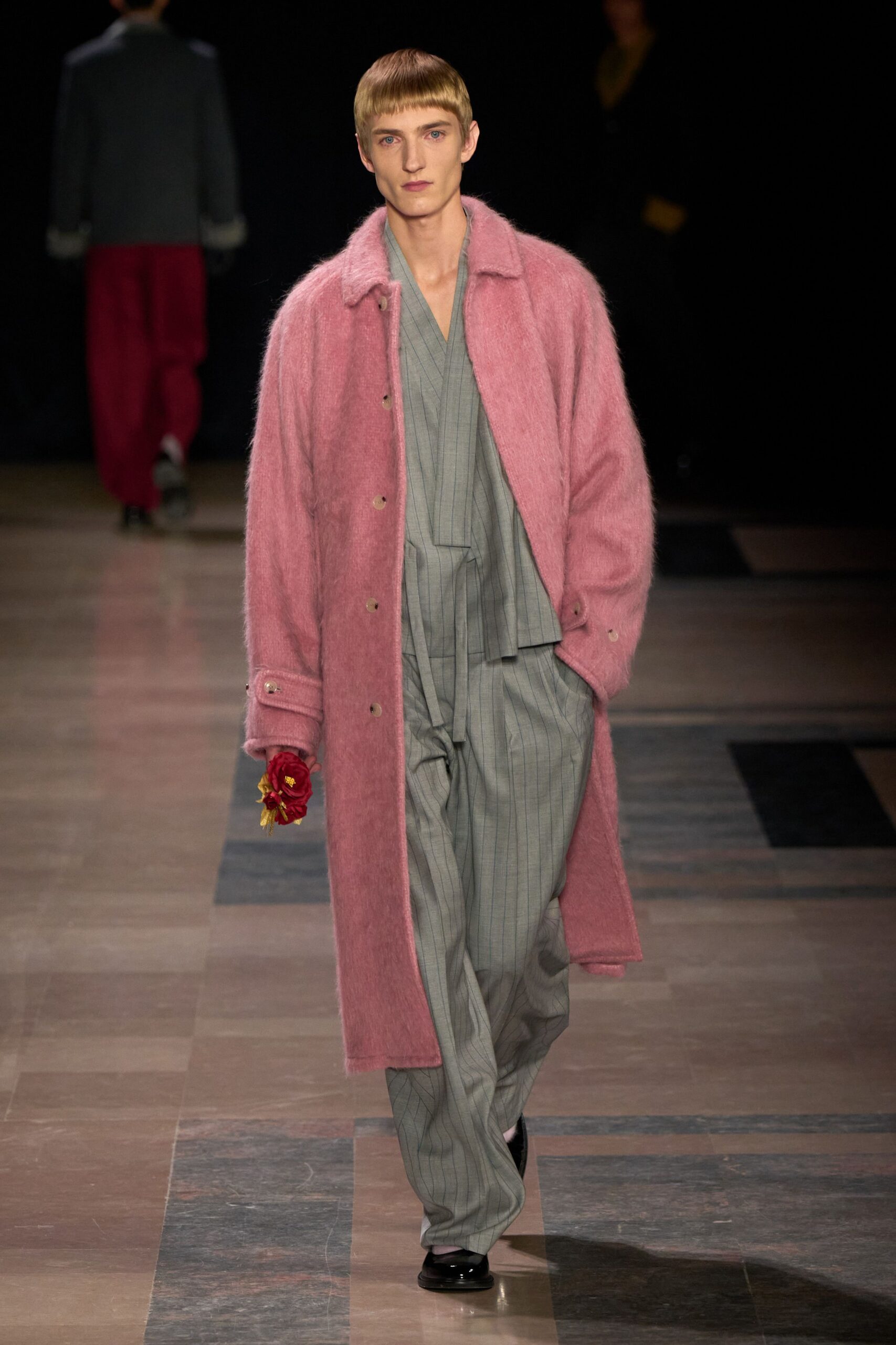 pink wool long-sleeve relaxed buttoned coat