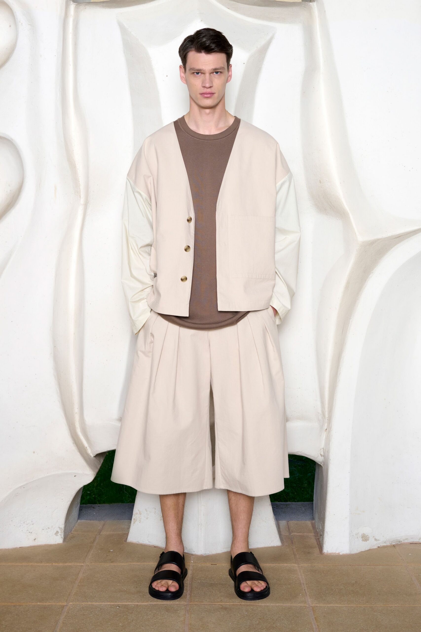 beige cotton long-sleeve collared relaxed buttoned pleated jacket