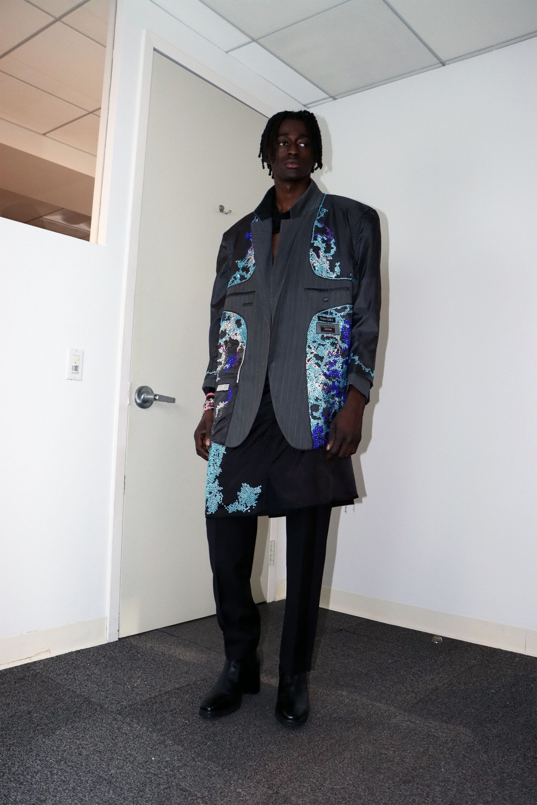 gray cotton long-sleeve collared structured embroidered blazer