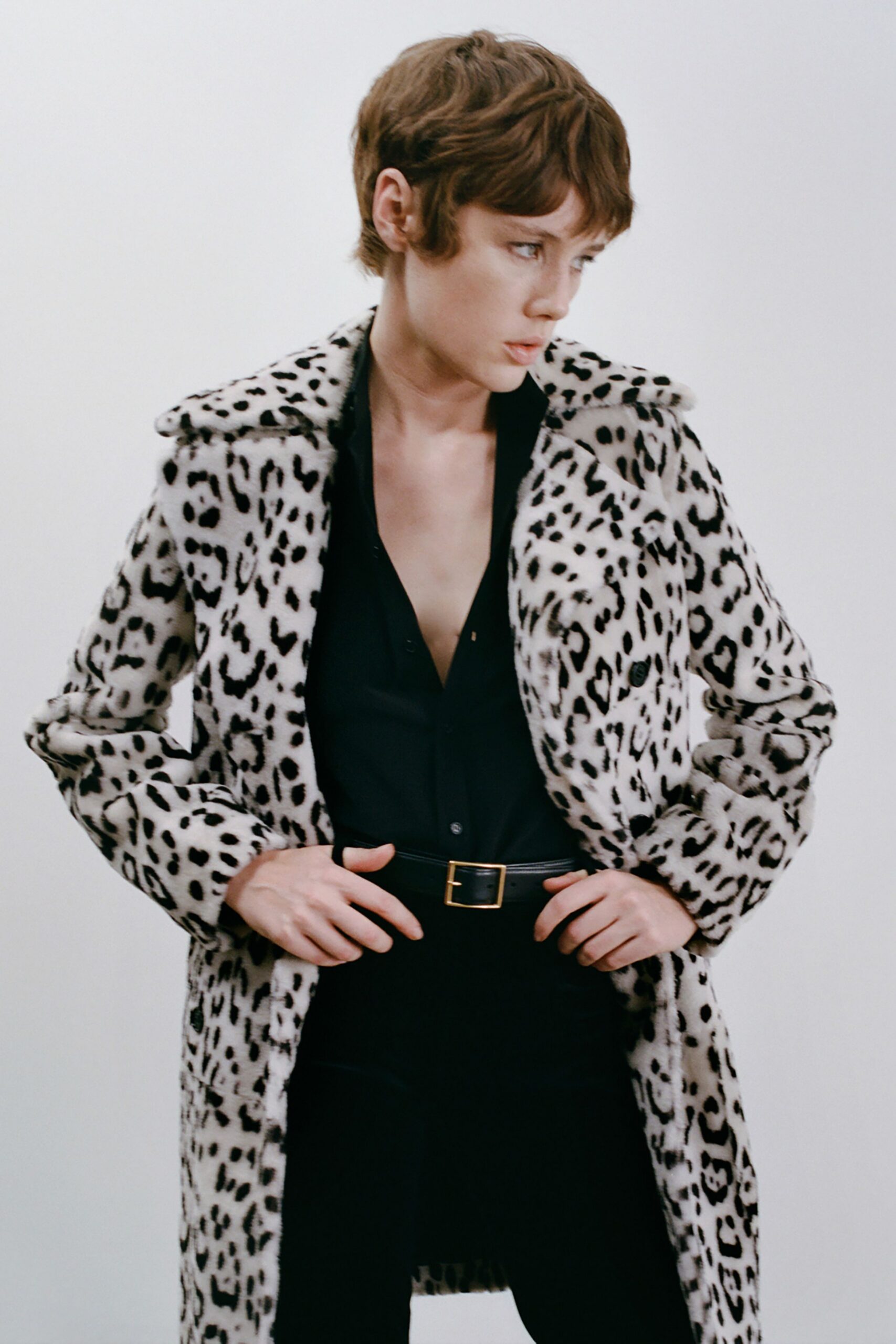 white faux-fur long-sleeve collared fitted animal-print coat