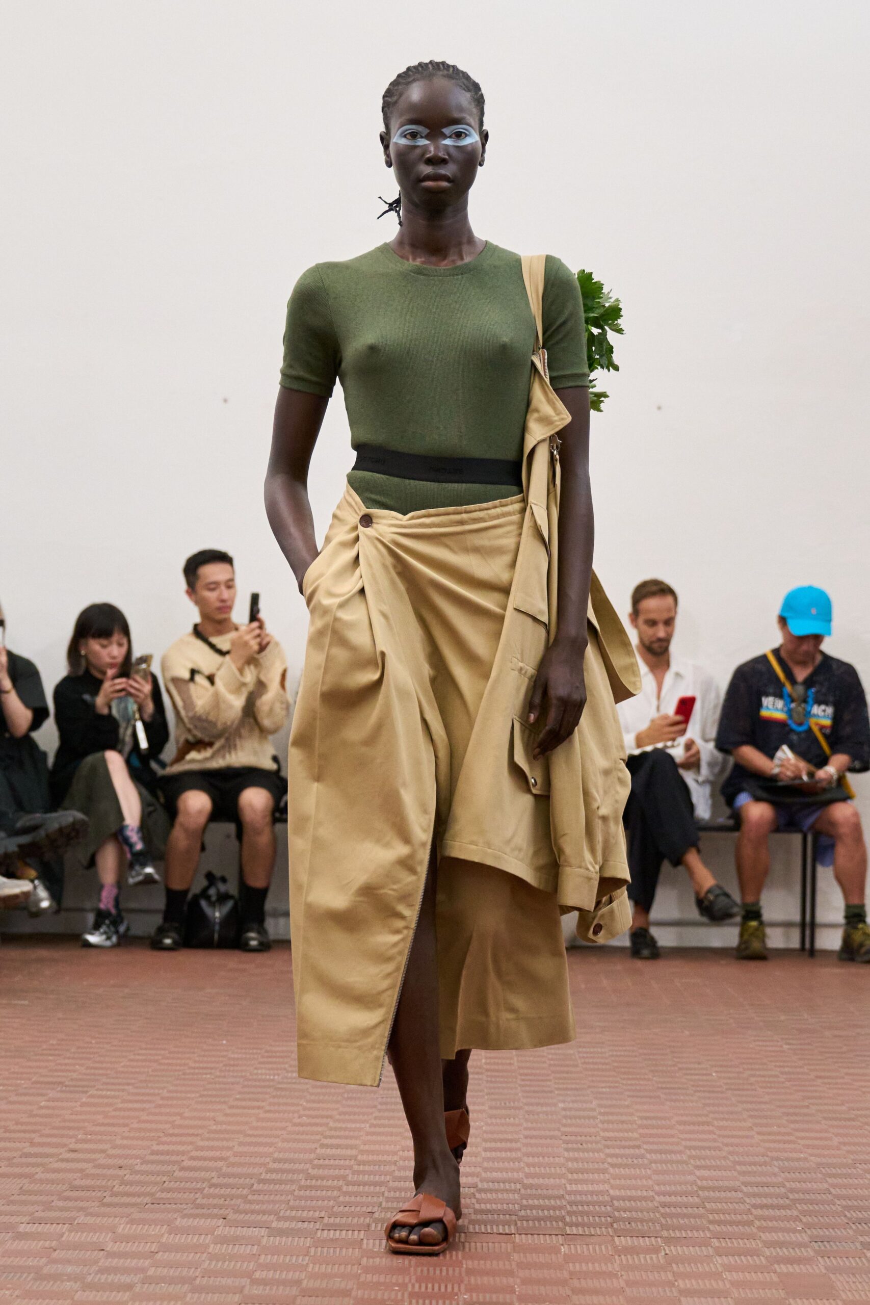 beige cotton slit relaxed high-waisted pleated skirt