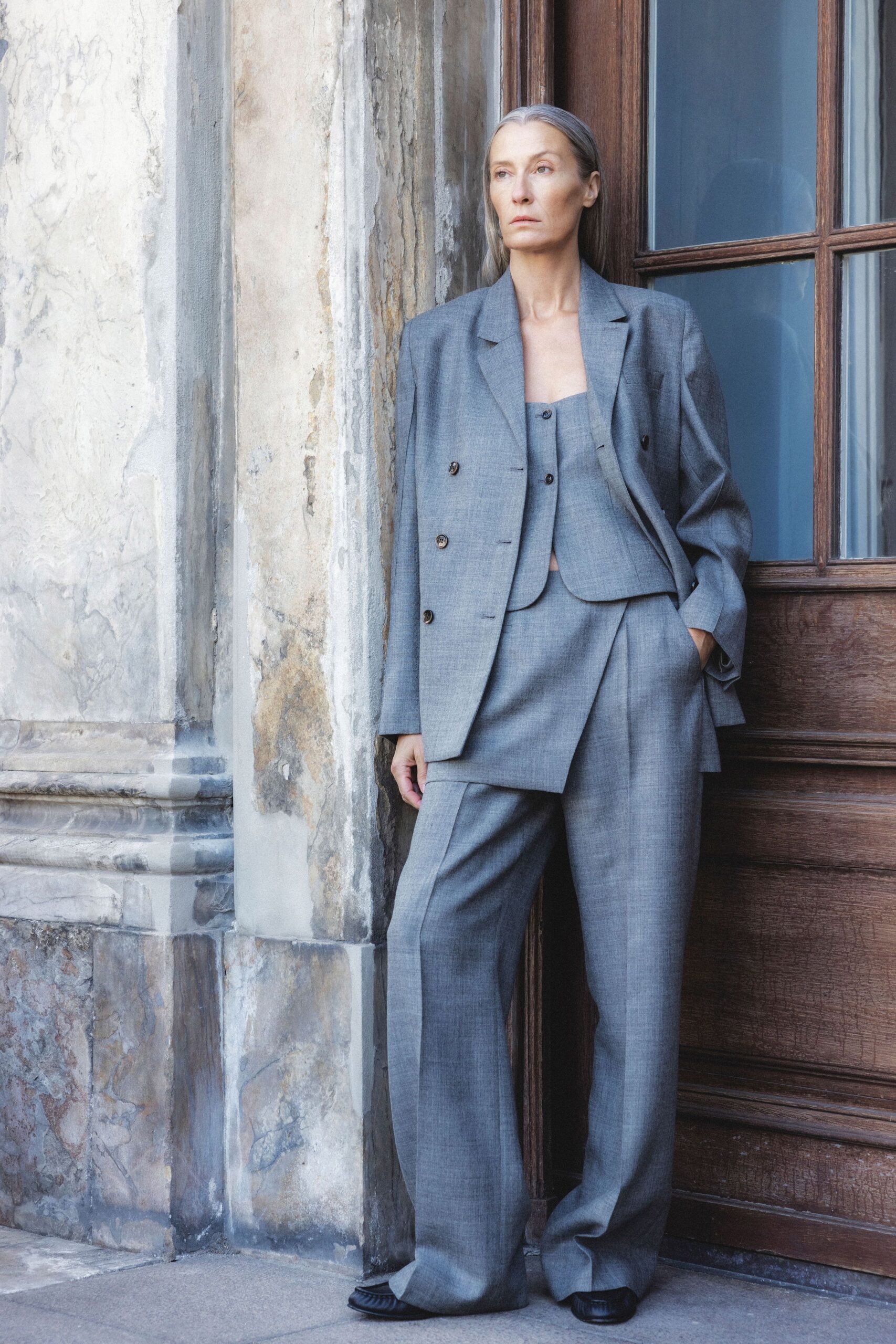gray wool long-sleeve collared tailored buttoned pleated suit