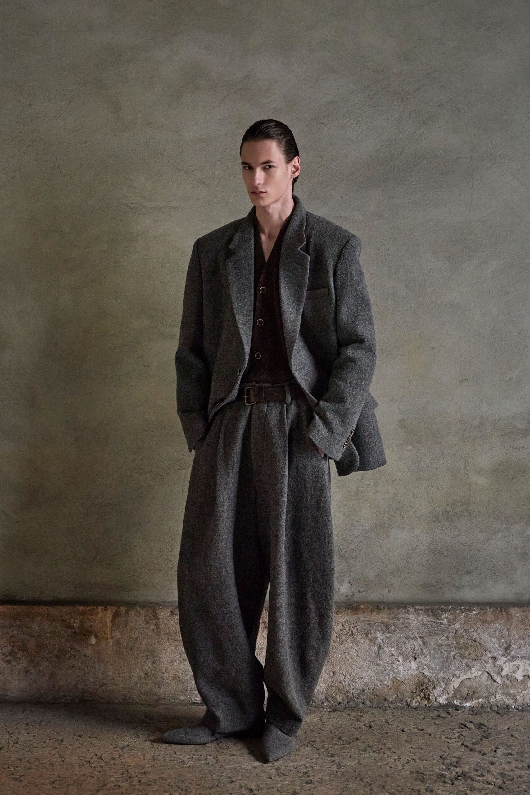 gray wool long-sleeve collared oversized buttoned blazer