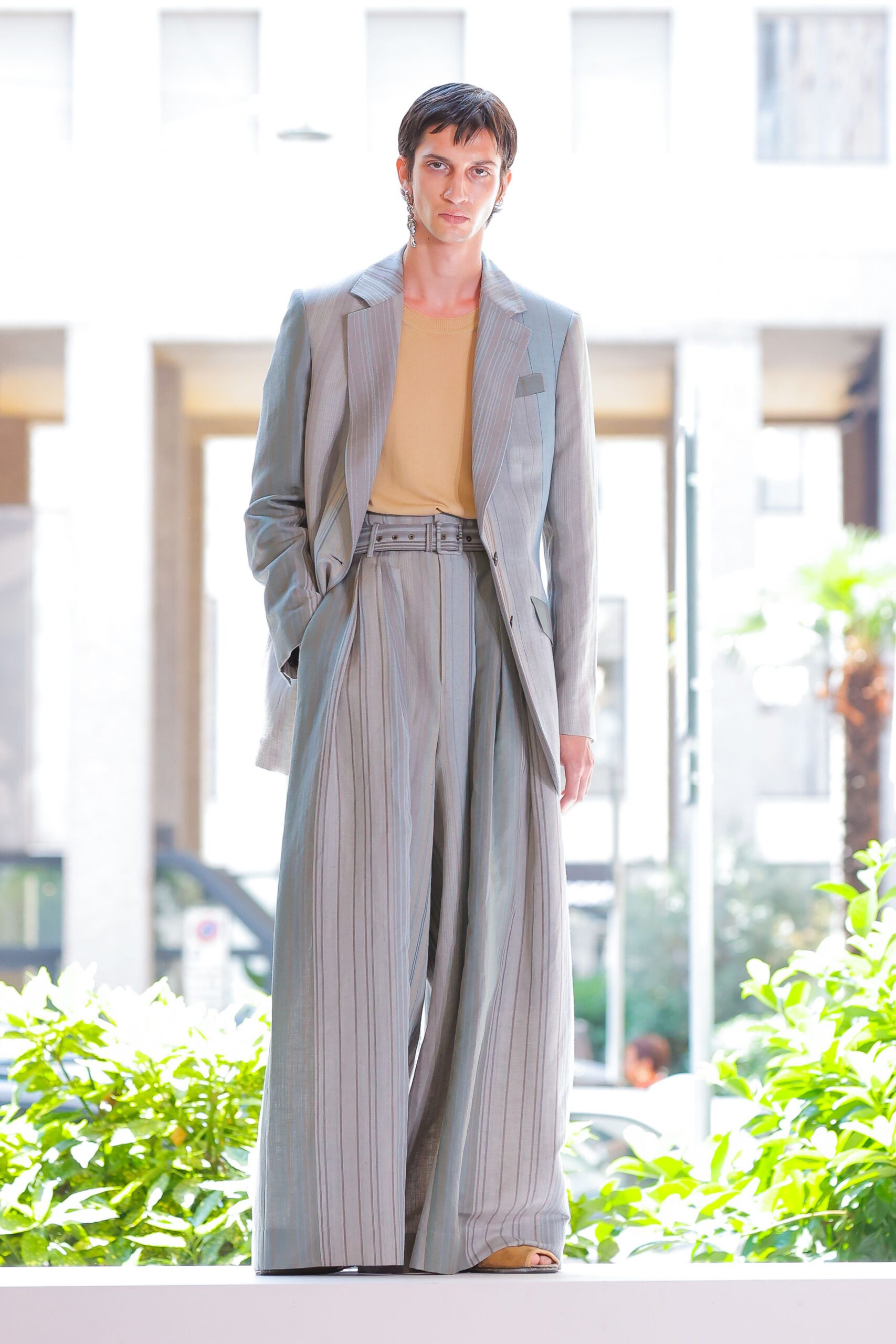 gray cotton long-sleeve collared tailored buttoned pleated blazer