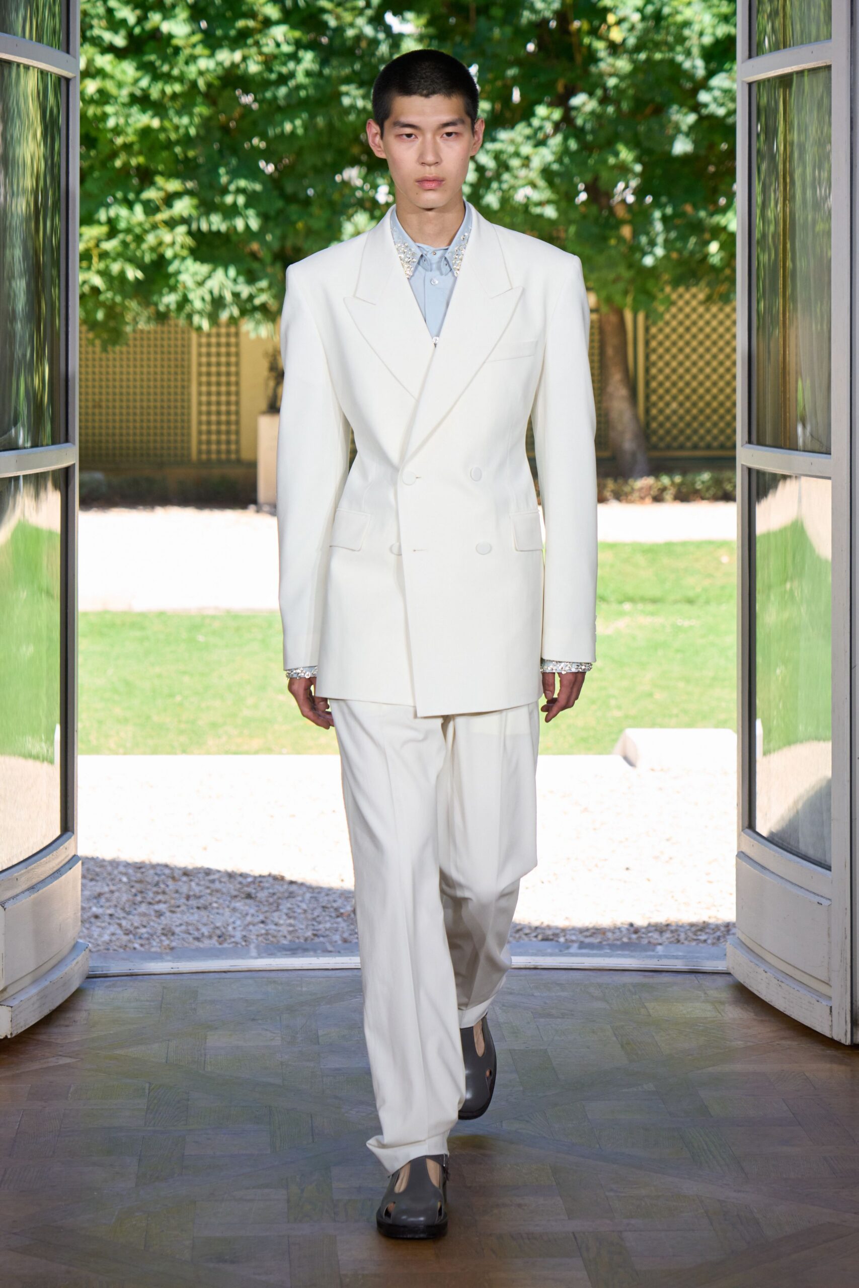 white long-sleeve collared tailored suit