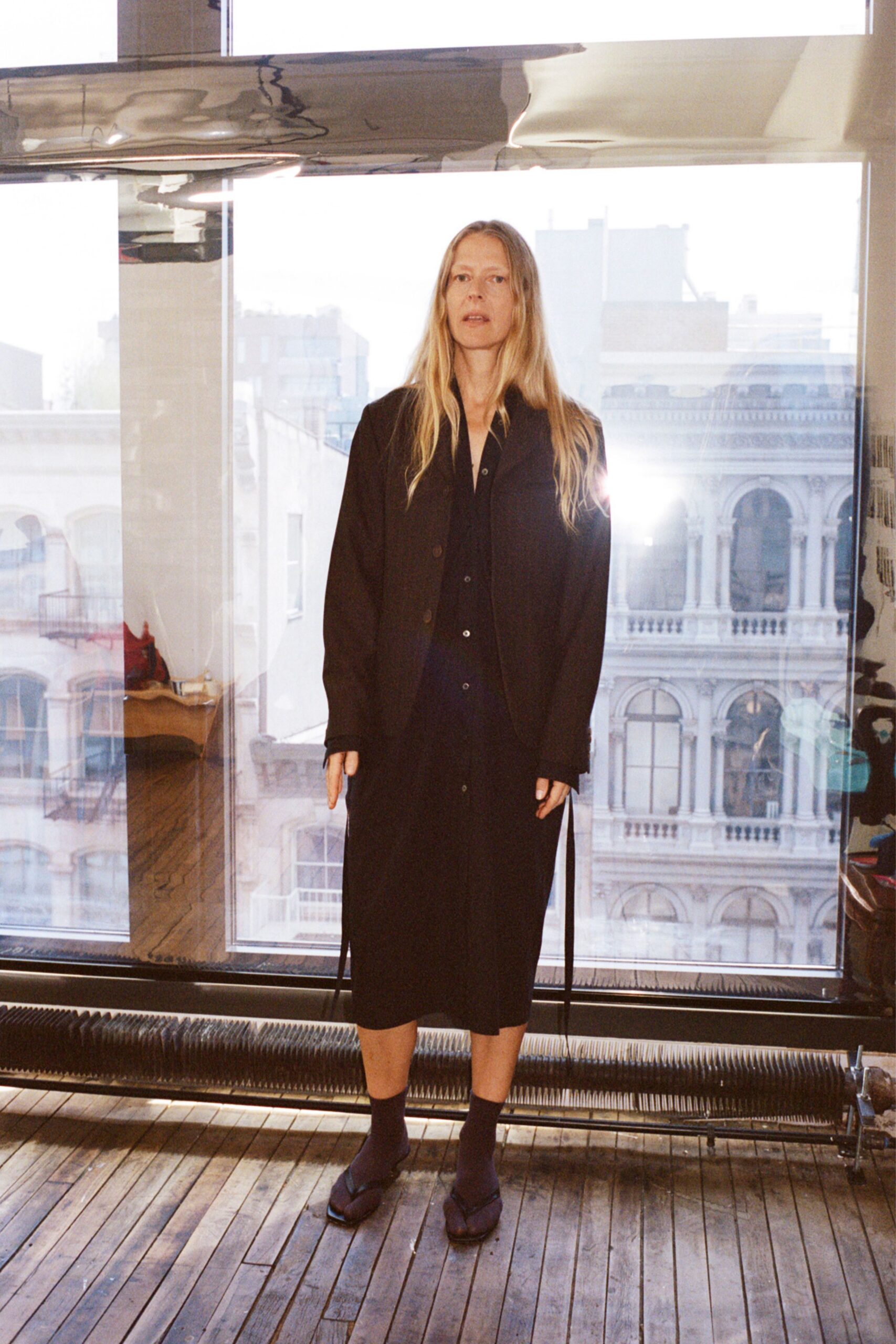 black relaxed midi dress with shoes