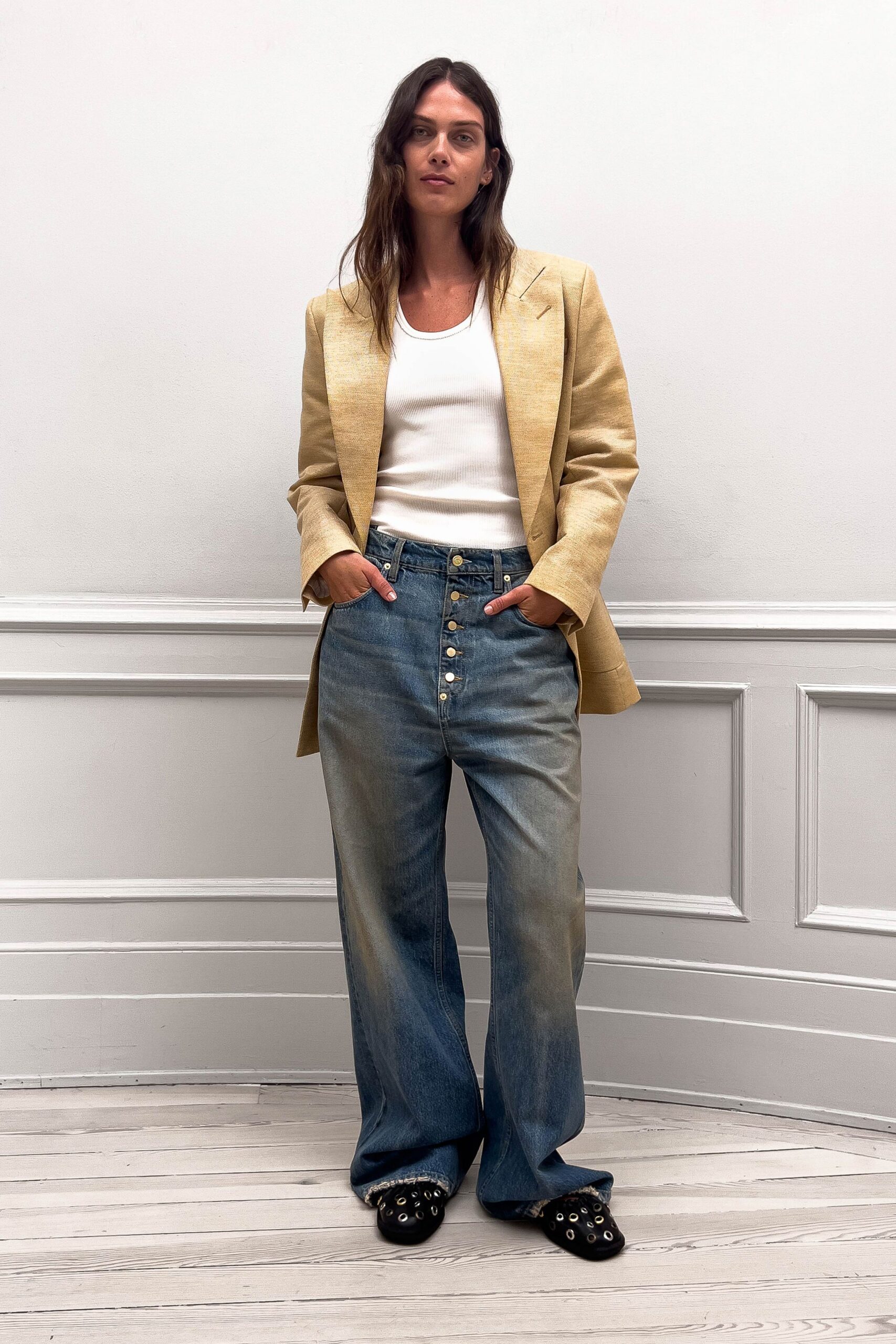 blue denim relaxed high-waisted buttoned jeans