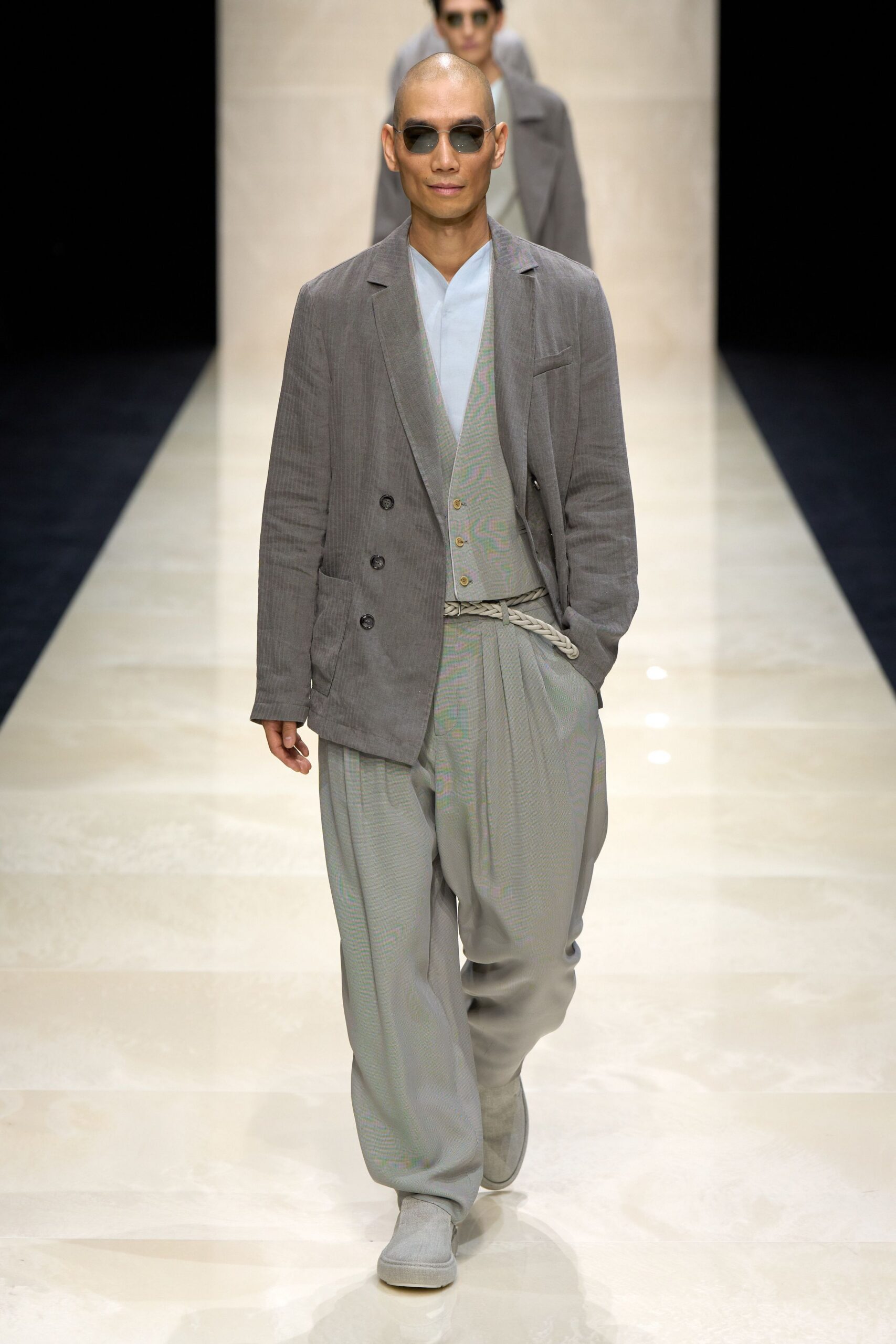 gray cotton long-sleeve collared relaxed buttoned blazer