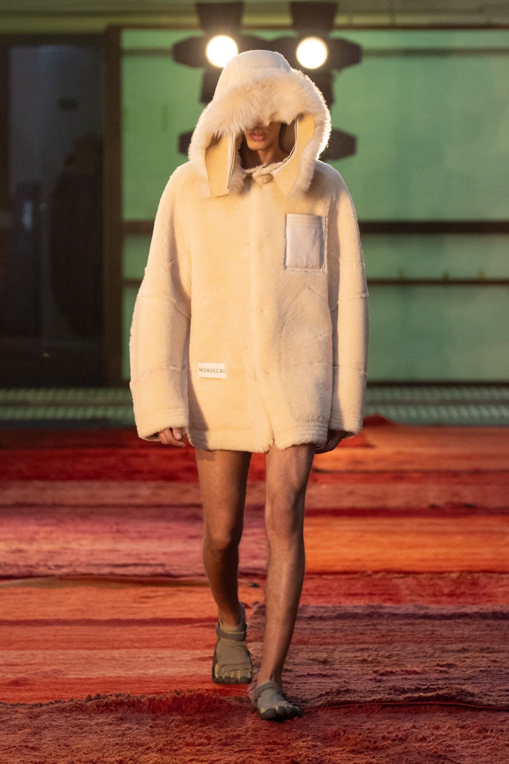 white faux-fur long-sleeve hooded relaxed short coat