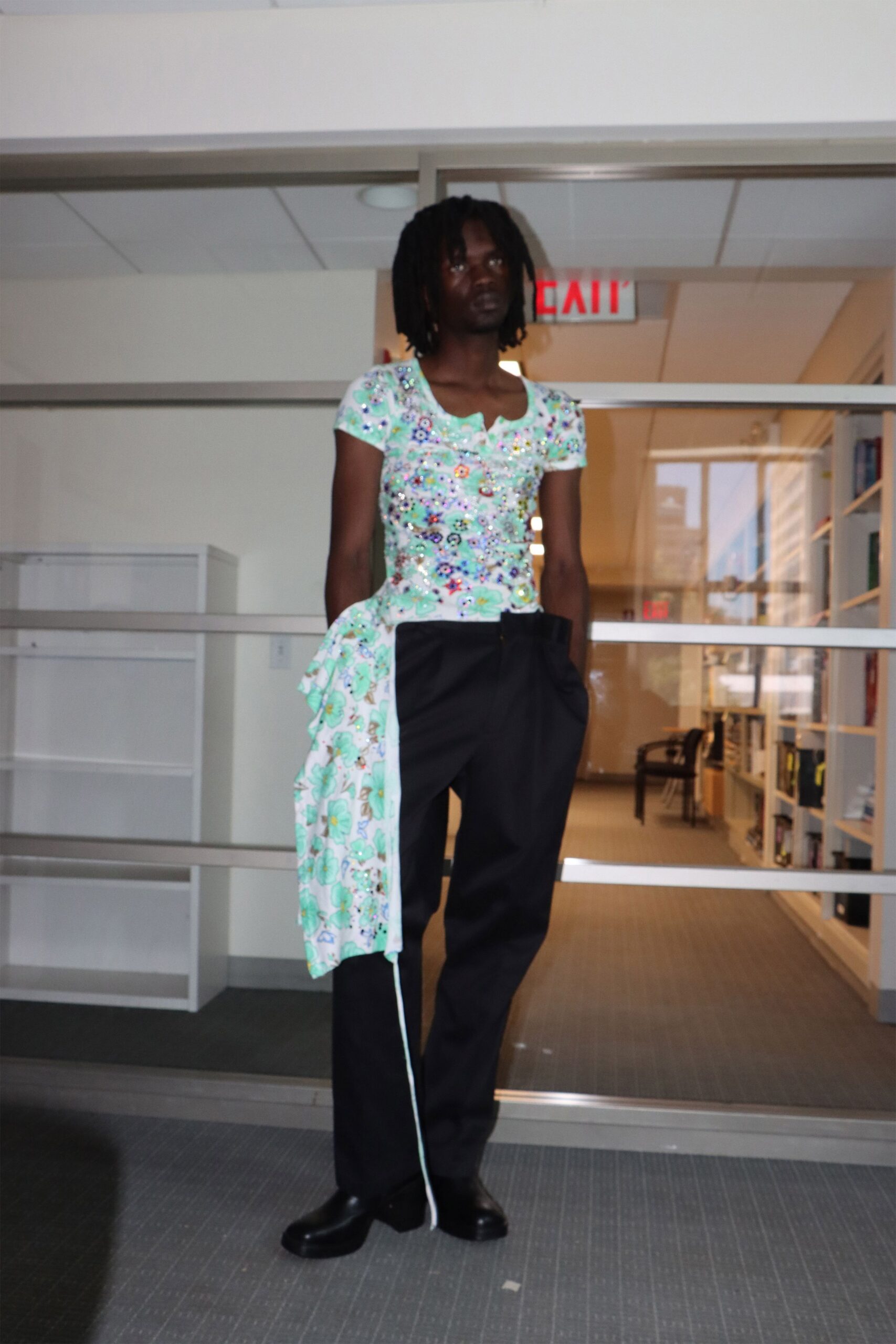 green cotton short-sleeve v-neck fitted floral ruffled top