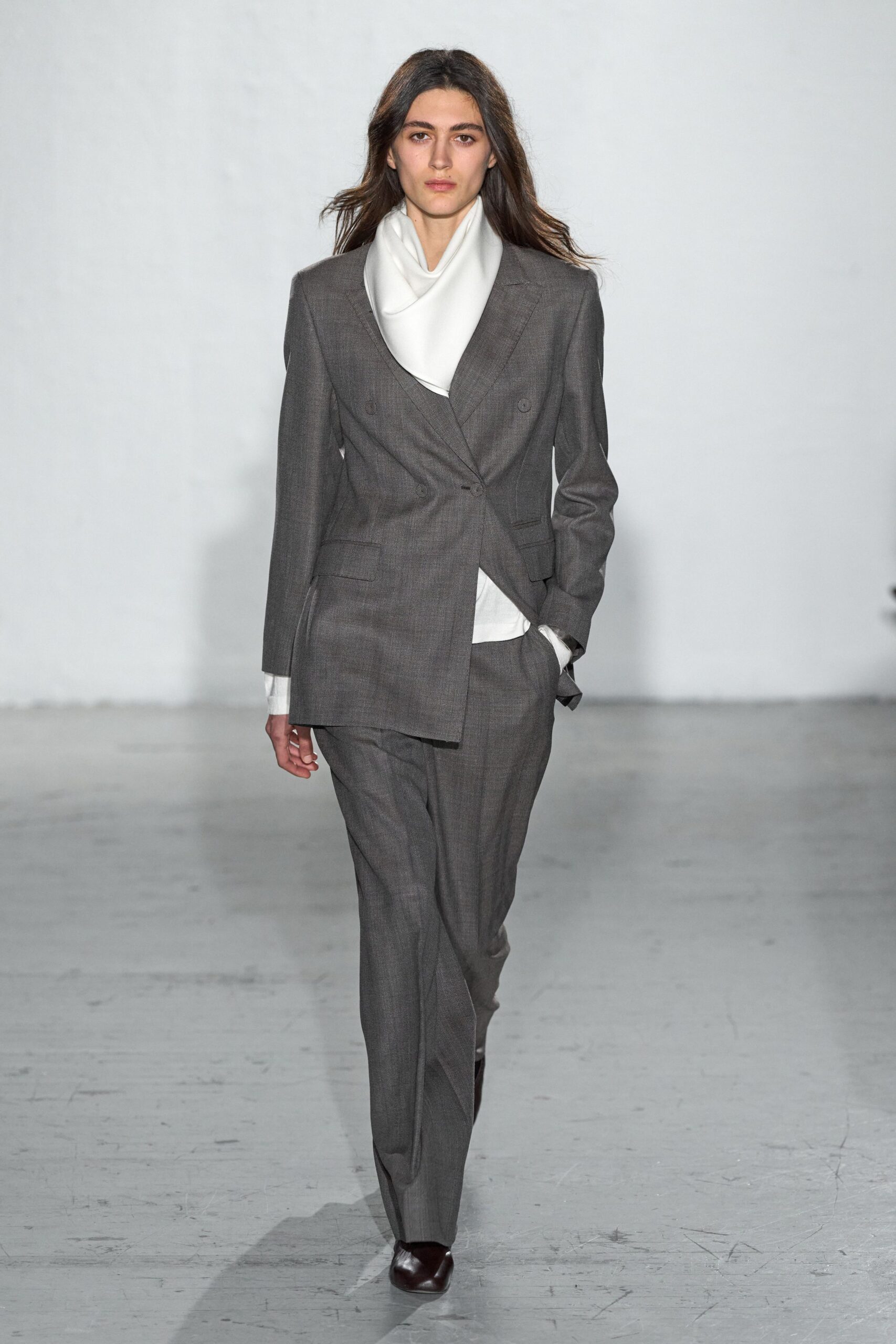 gray wool long-sleeve collared tailored buttoned suit