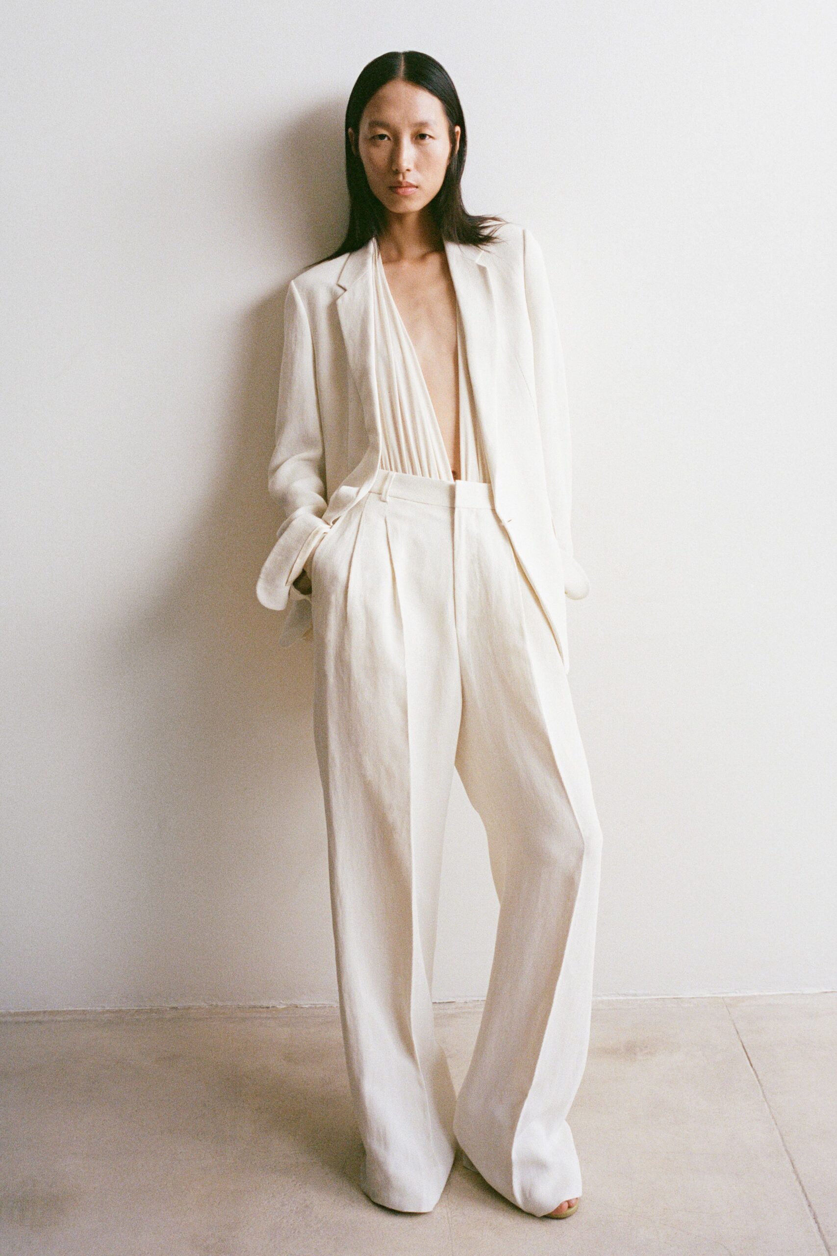white linen long-sleeve v-neck tailored pleated blazer