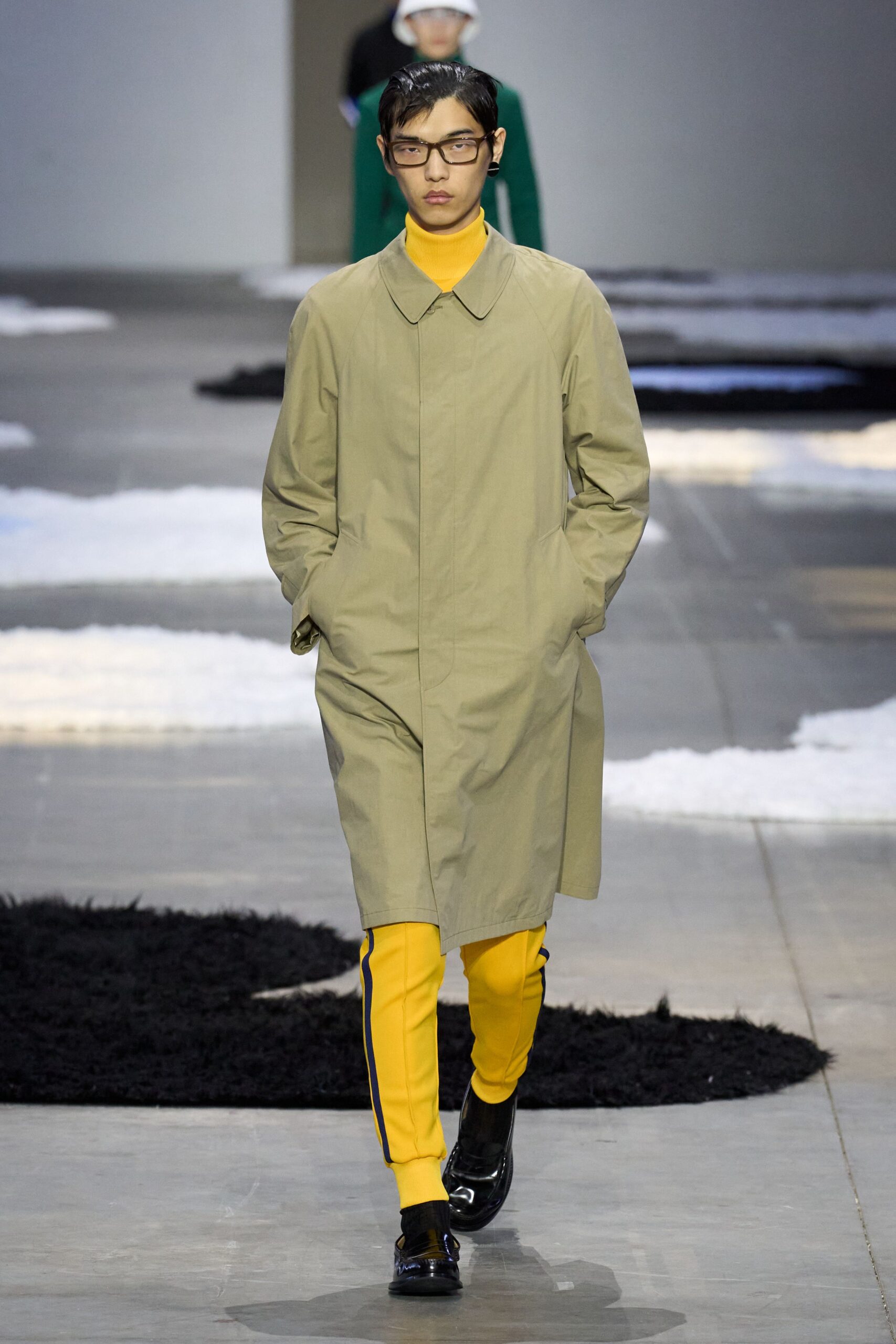 beige coat yellow pants black shoes
