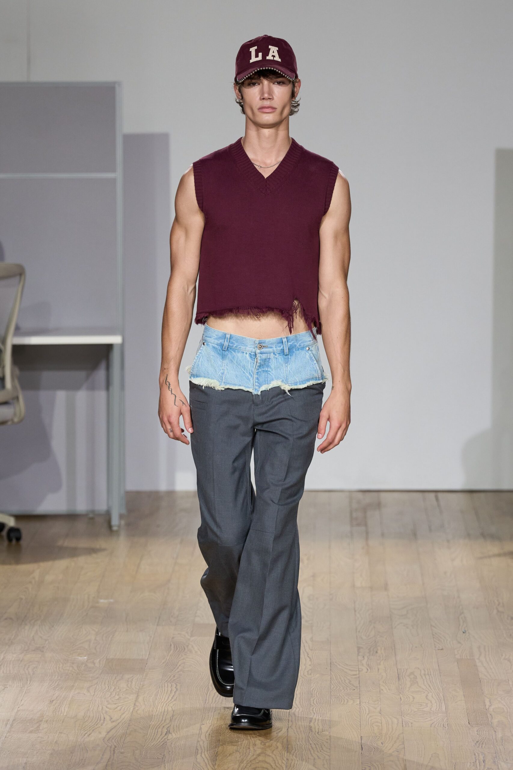 maroon cotton sleeveless v-neck fitted fringed cropped crop-top