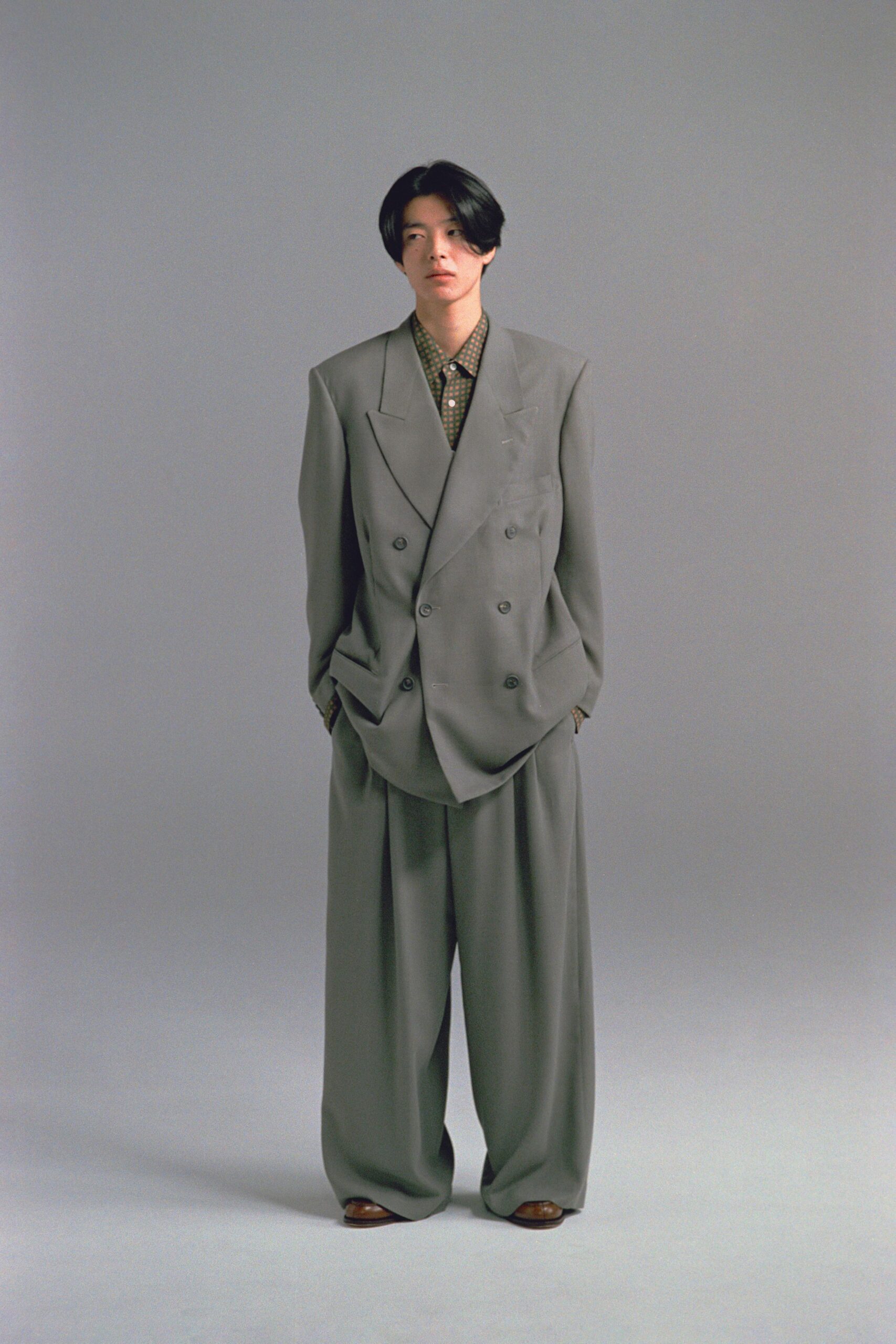 gray oversized suit with black shirt