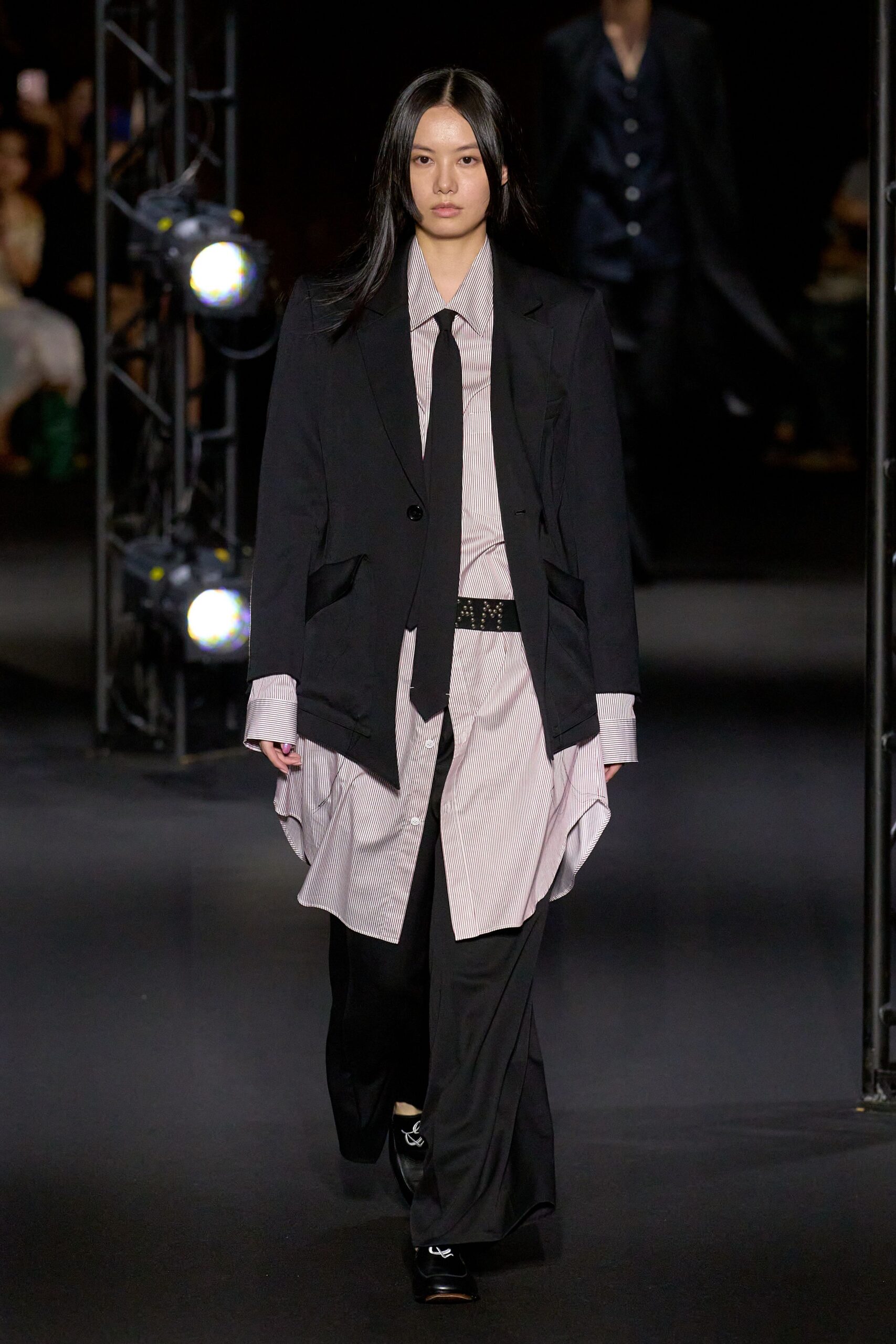 black long-sleeve collared oversized blazer