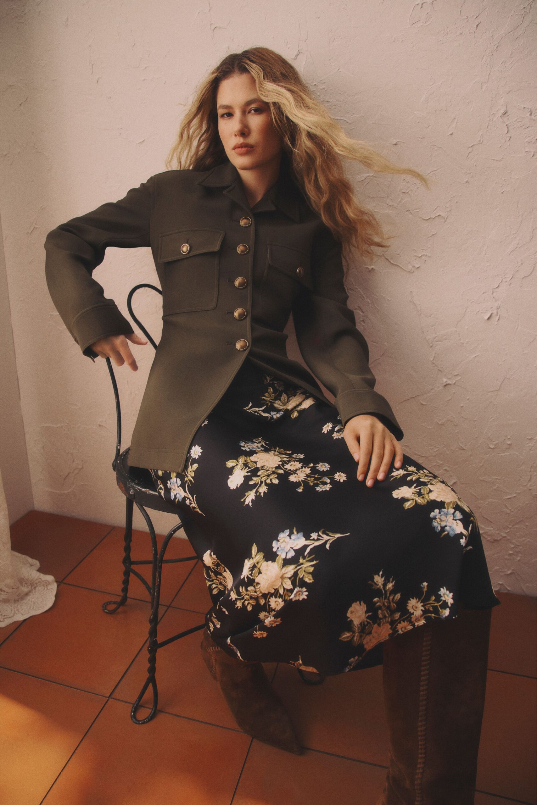 green cotton long-sleeve collared fitted buttoned pockets jacket