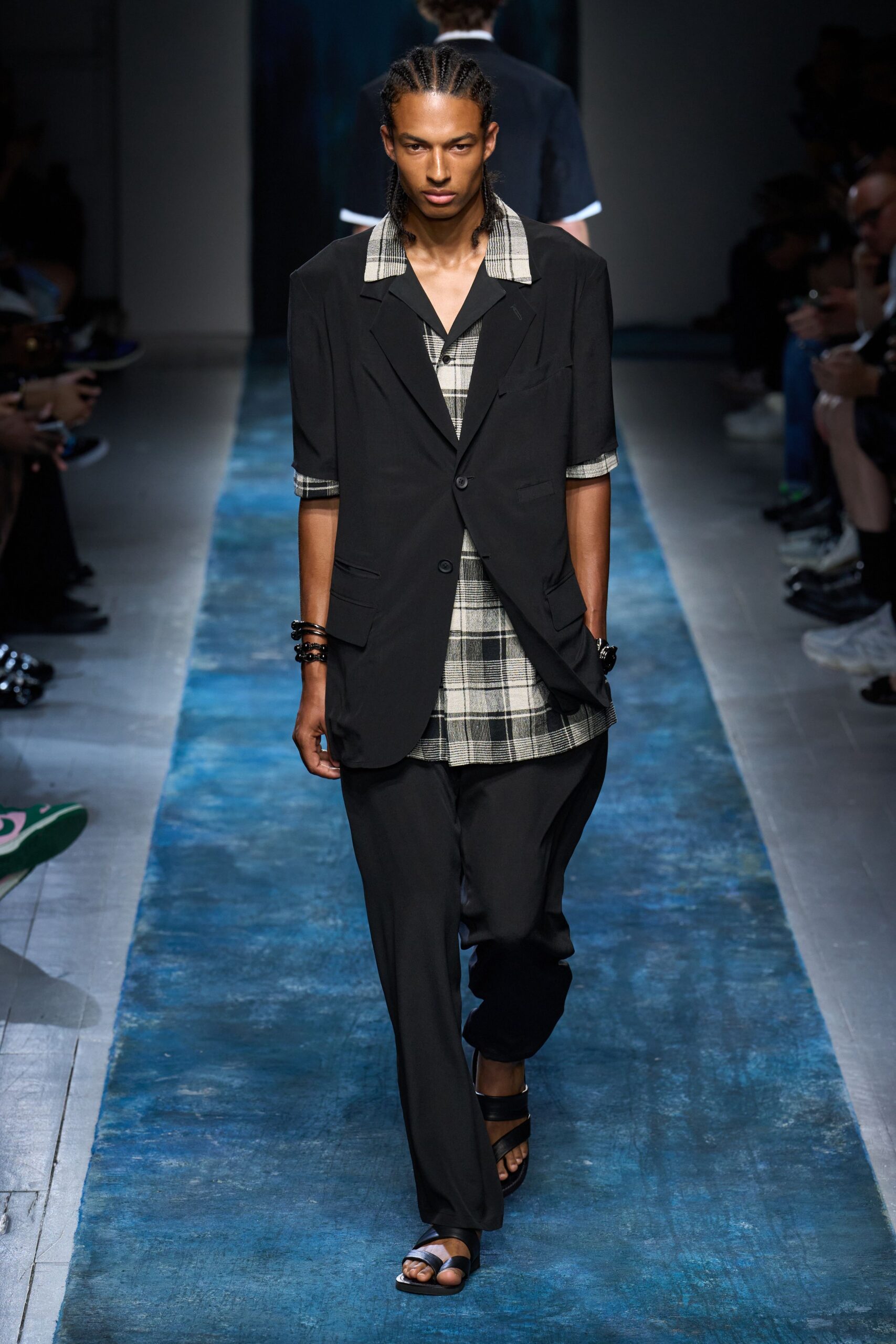 black short-sleeve collared relaxed buttoned blazer