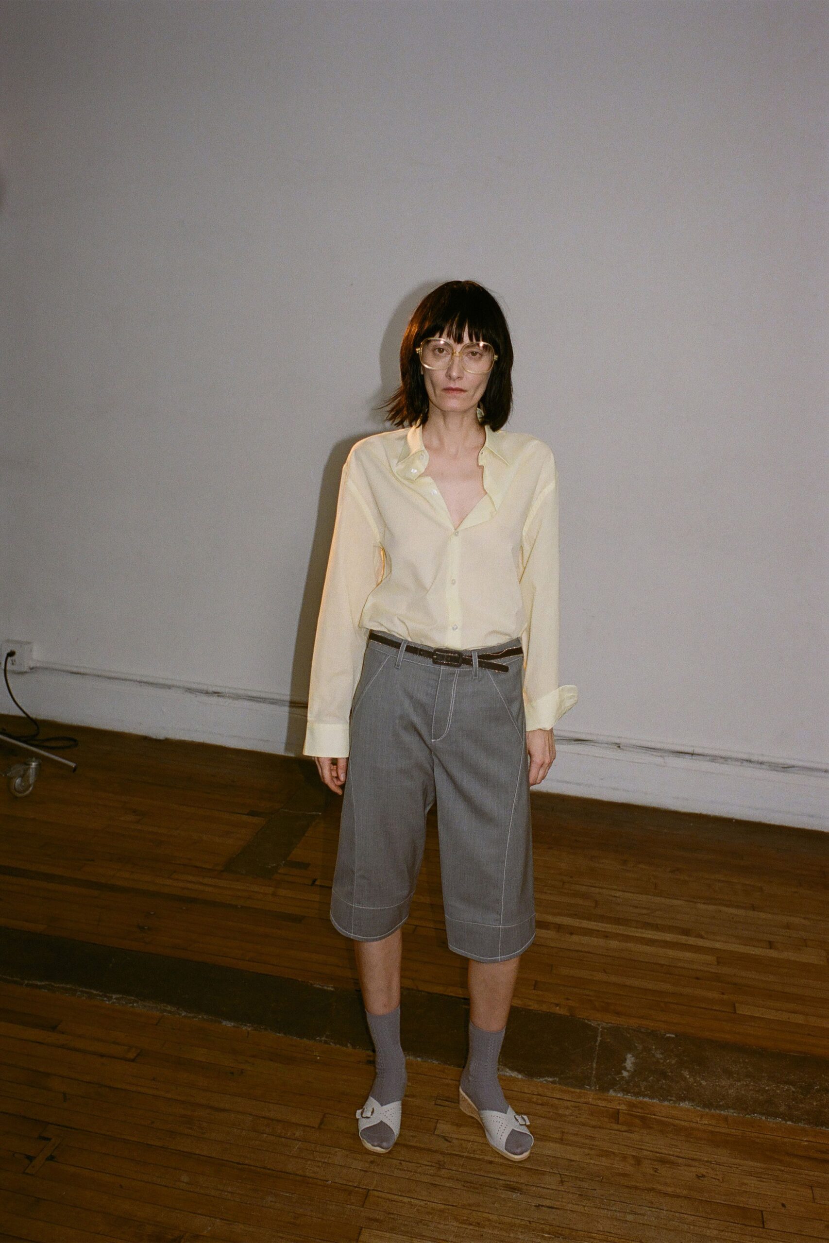 gray cotton relaxed pleated short shorts