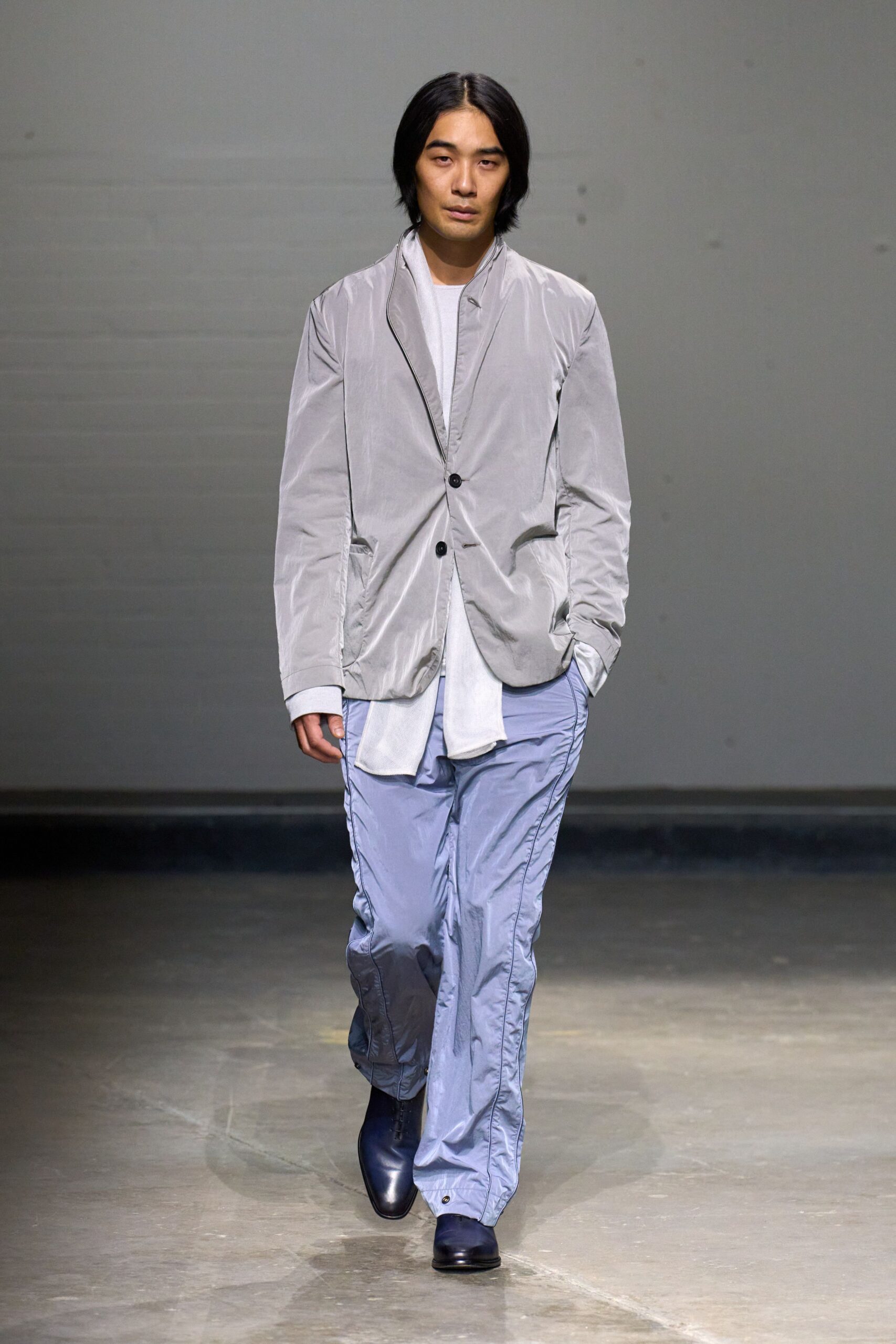 gray velvet long-sleeve collared relaxed buttoned blazer