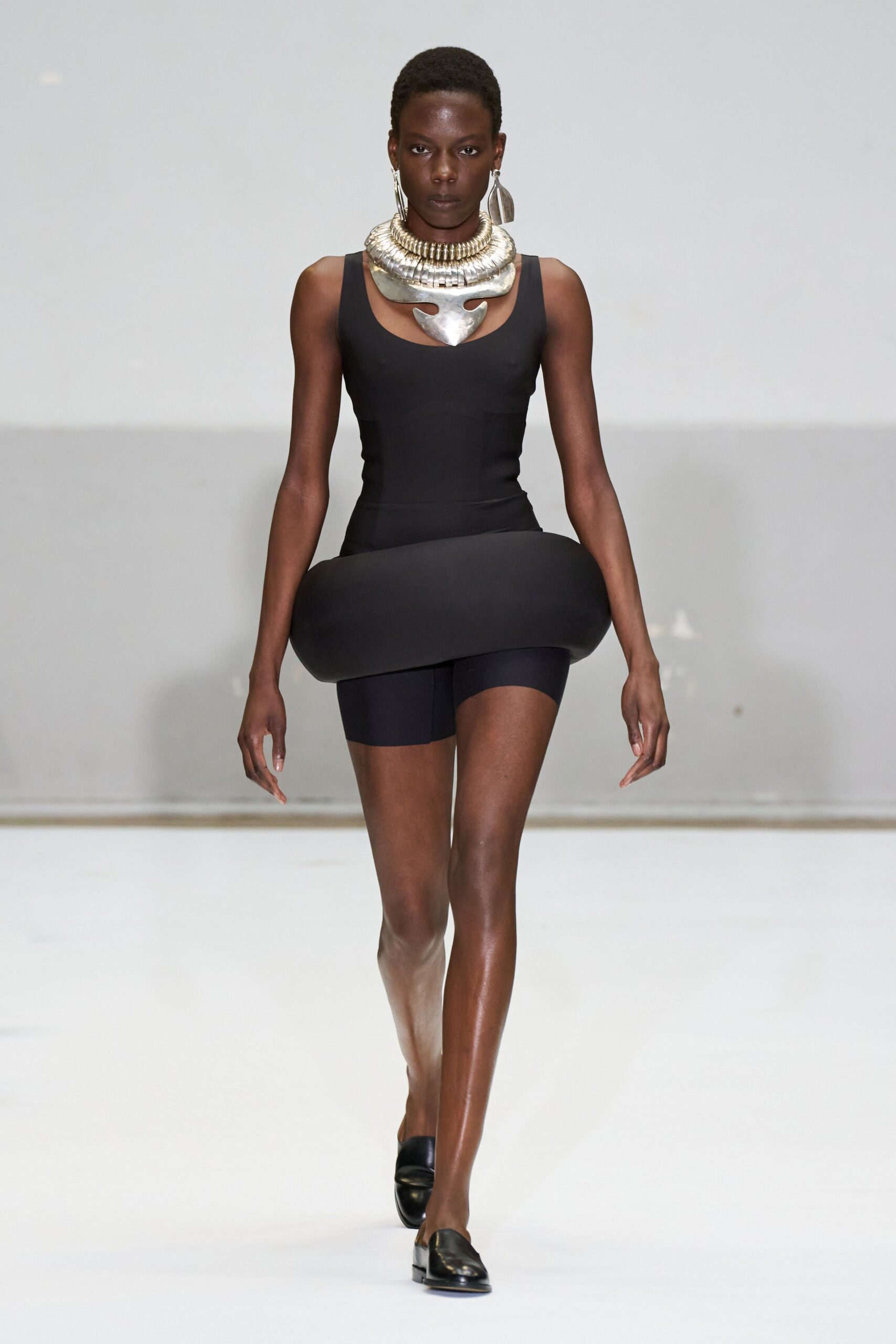 black fitted sleeveless dress