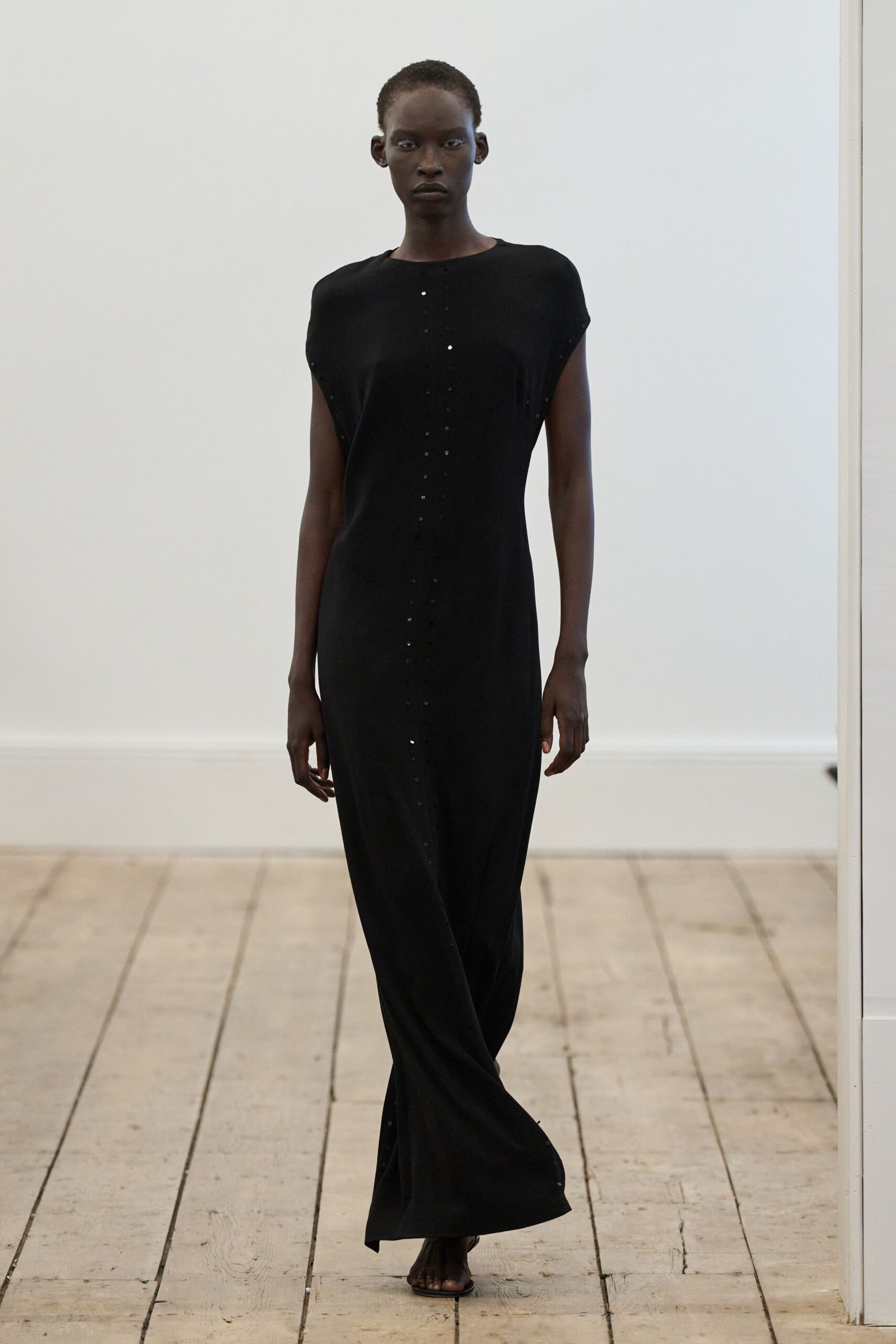black fitted sleeveless dress
