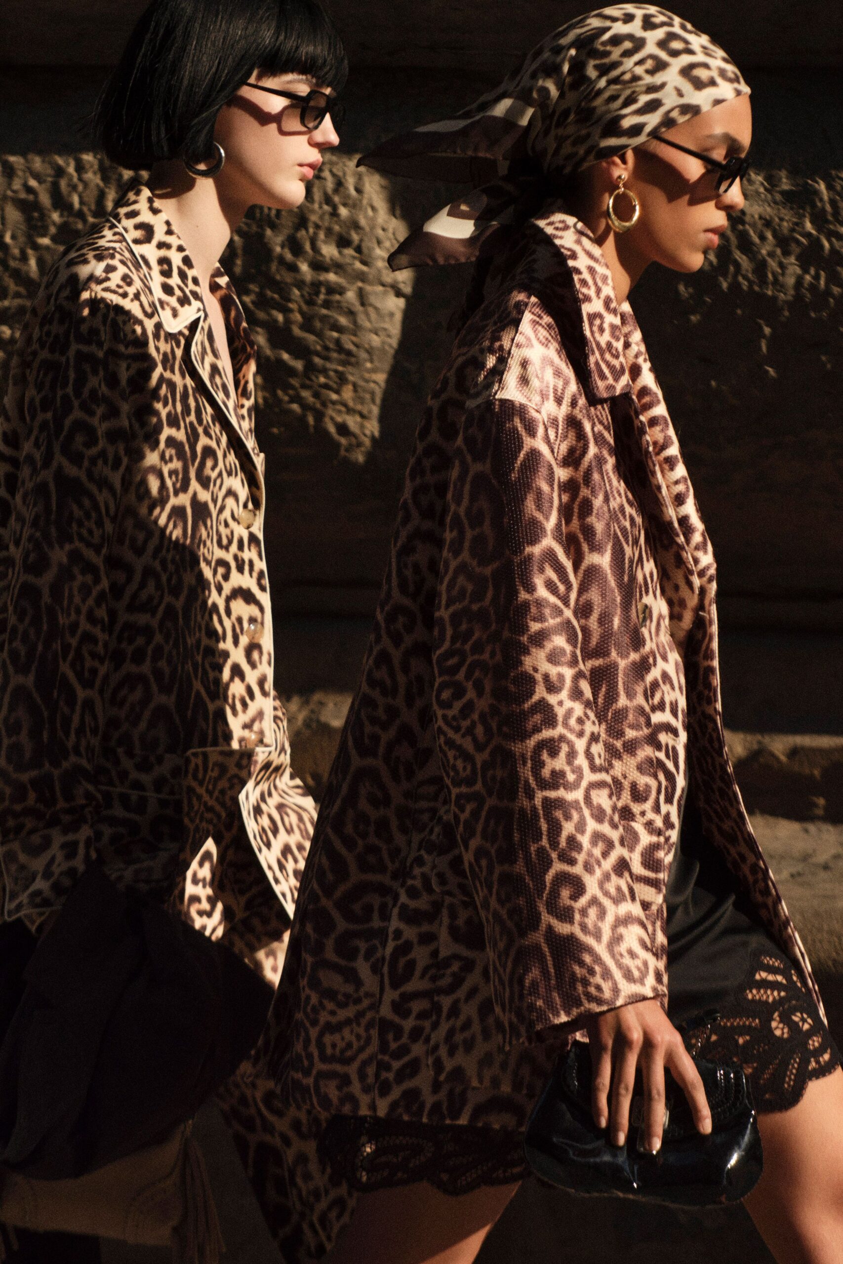 animal-print relaxed coat with scarf
