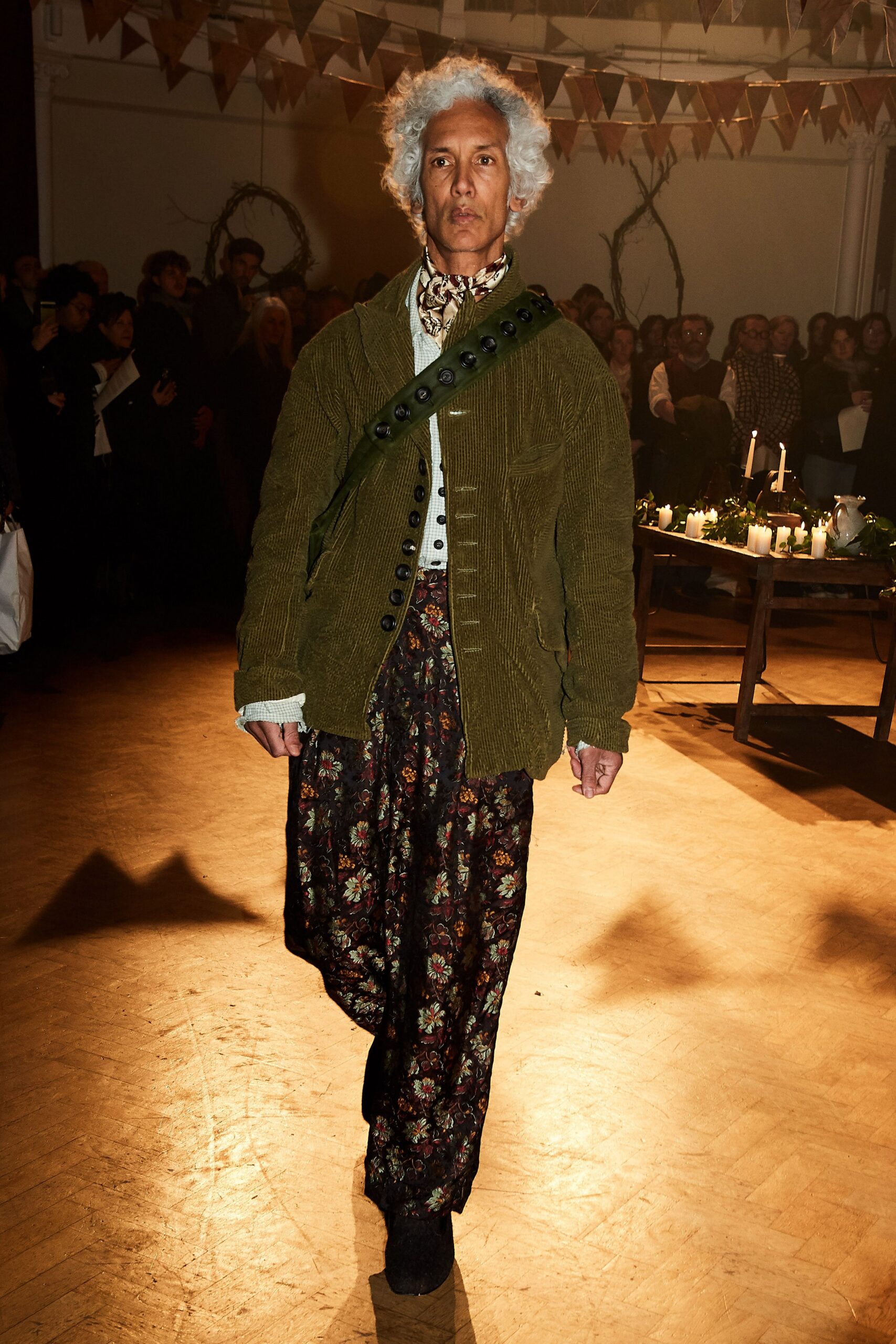 green cotton long-sleeve collared relaxed buttoned jacket