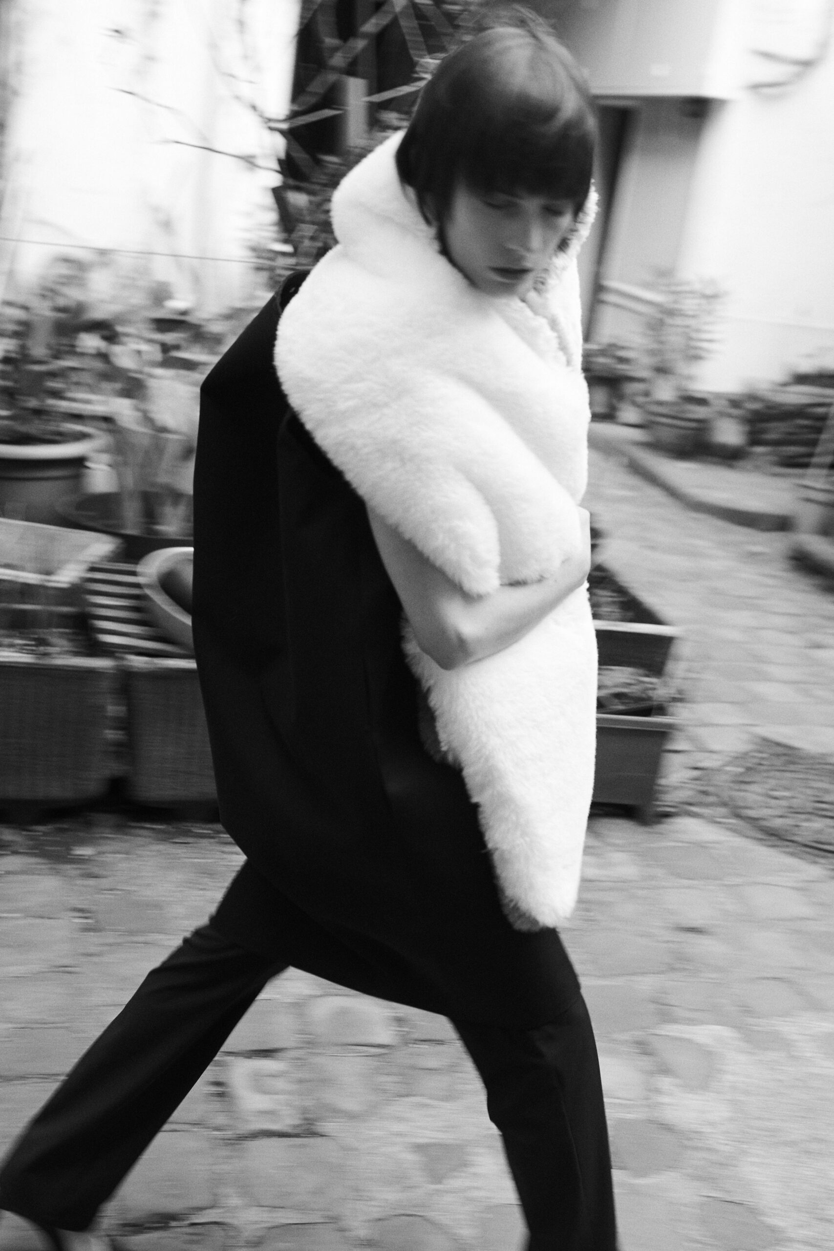 black faux-fur sleeveless relaxed layered coat