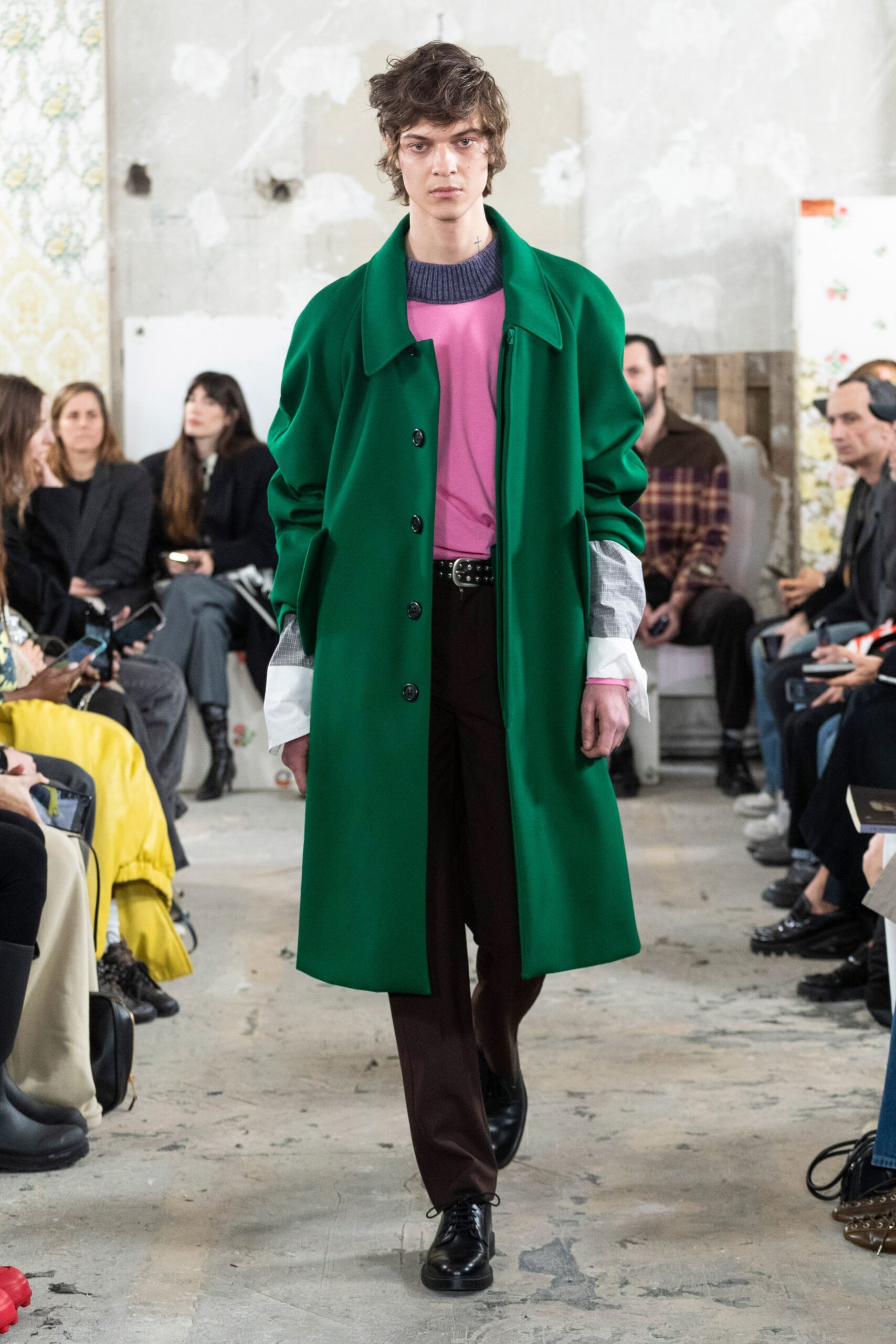 green long-sleeve collared relaxed buttoned coat