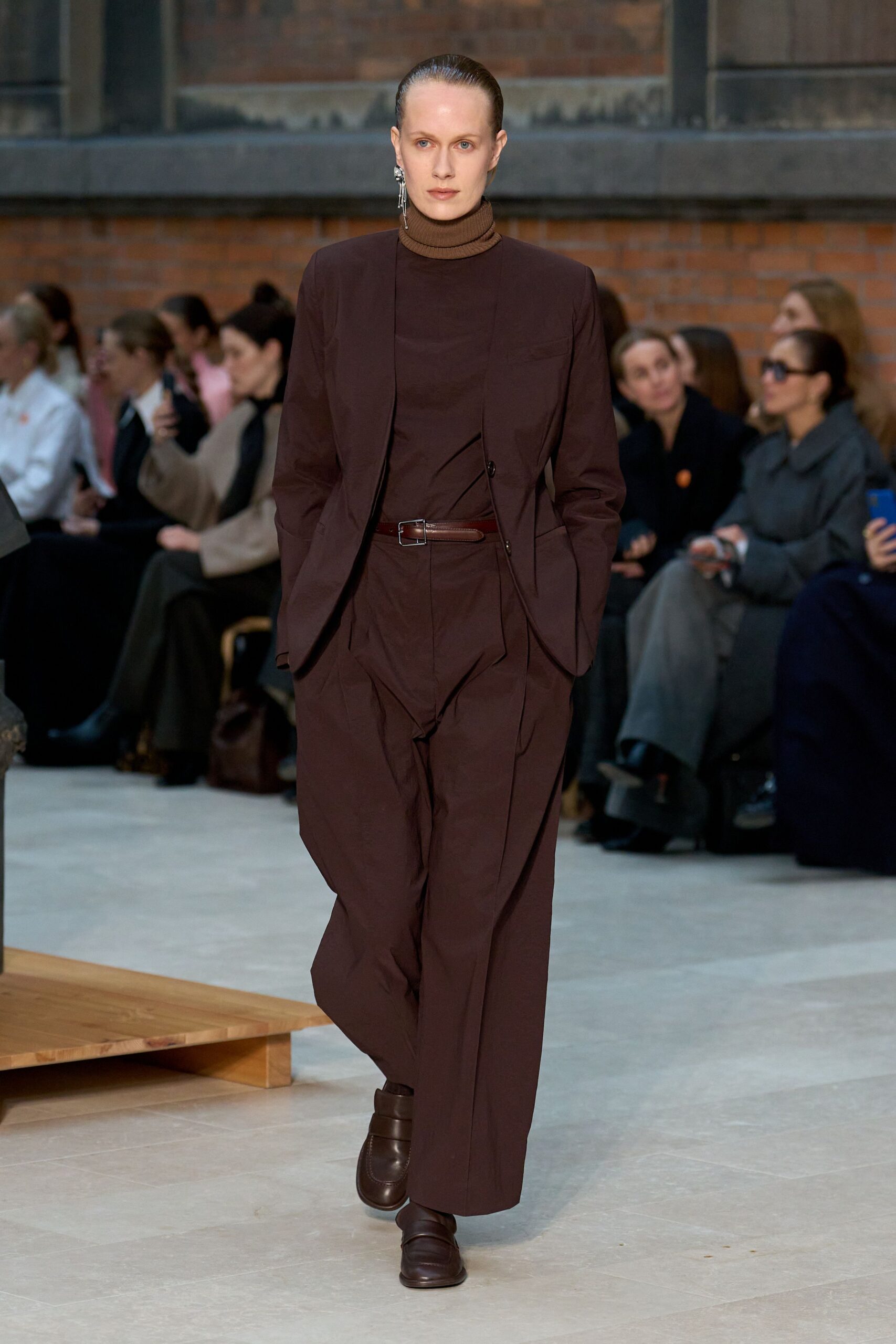 brown cotton long-sleeve collared relaxed buttoned suit