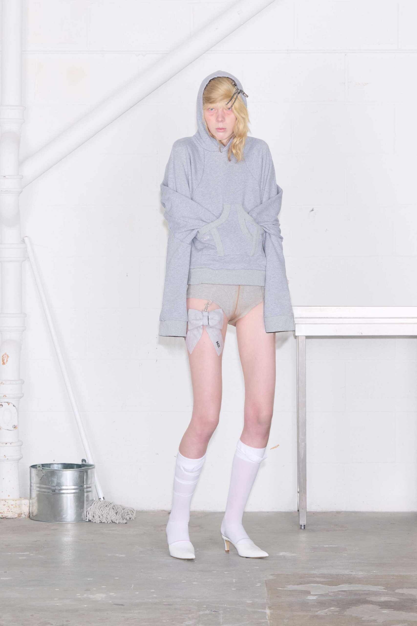 beige cotton fitted zippered short shorts