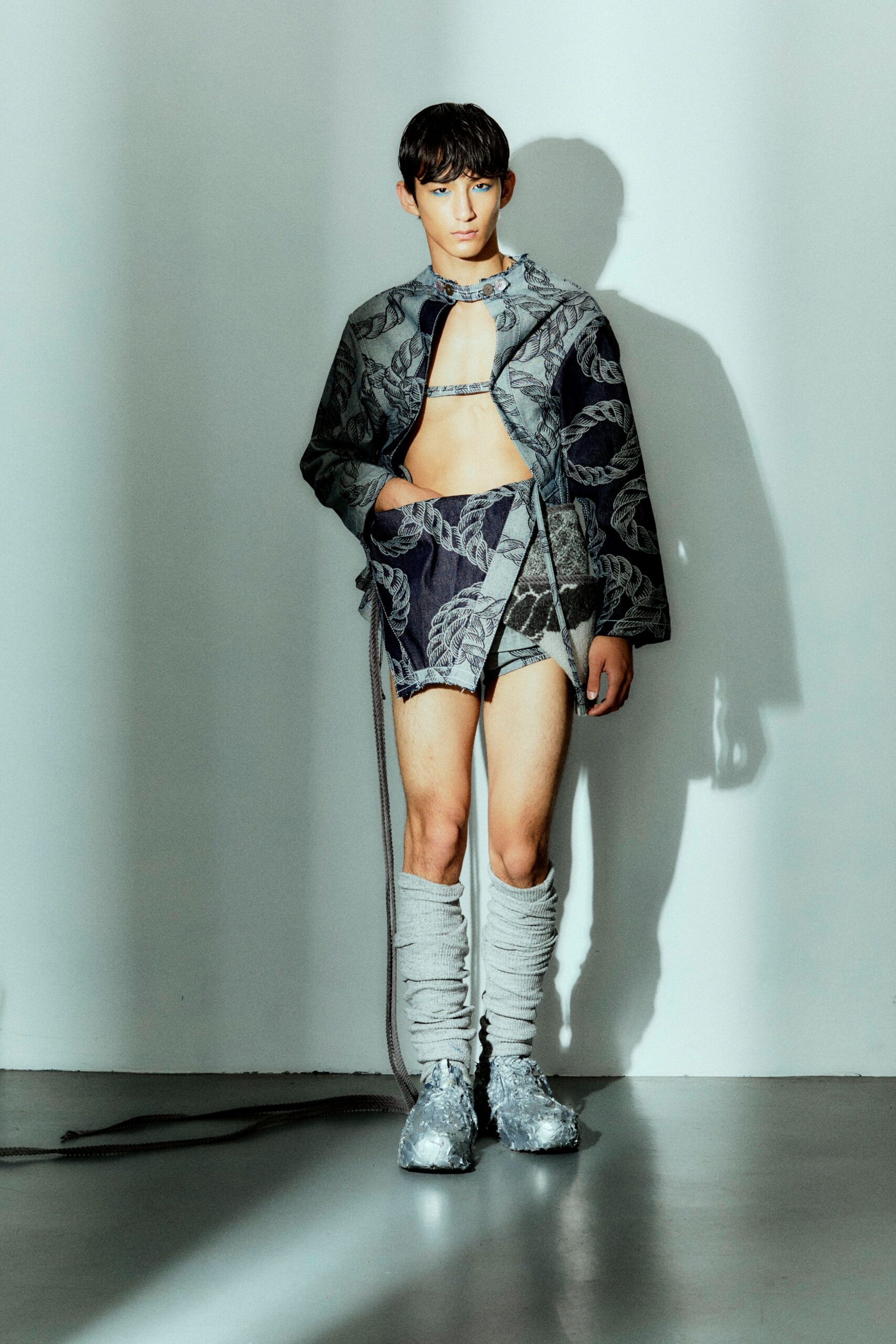 blue cotton fitted printed short shorts