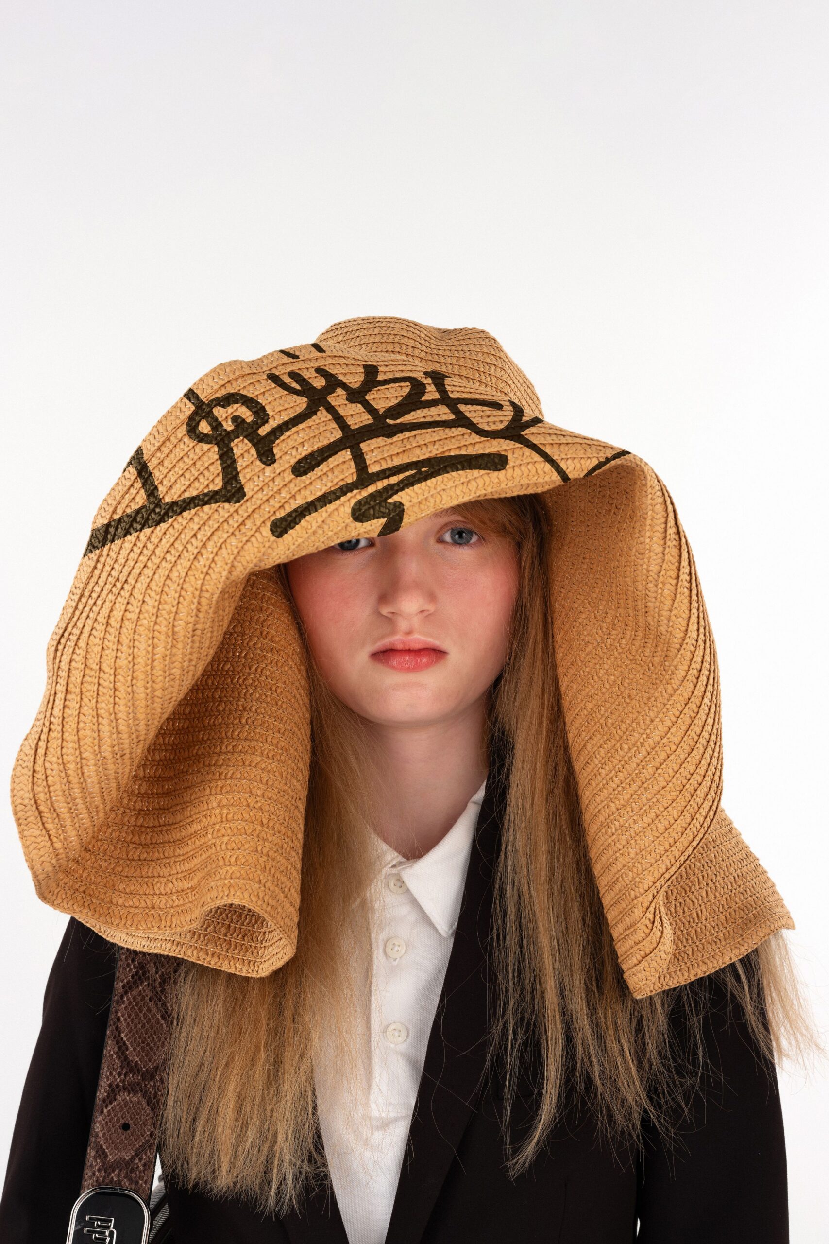 black tailored blazer and beige hat