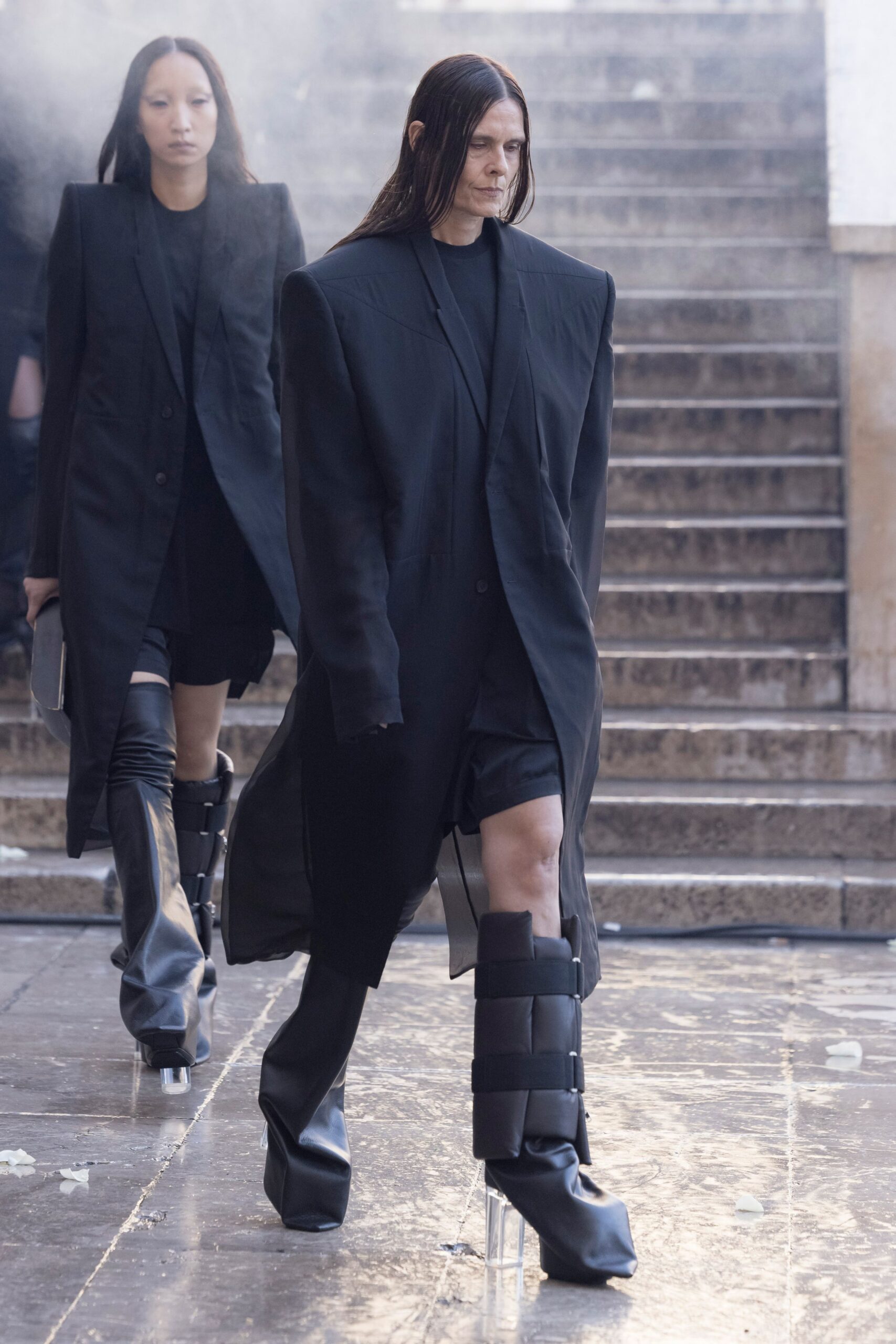black cotton long-sleeve collared oversized coat
