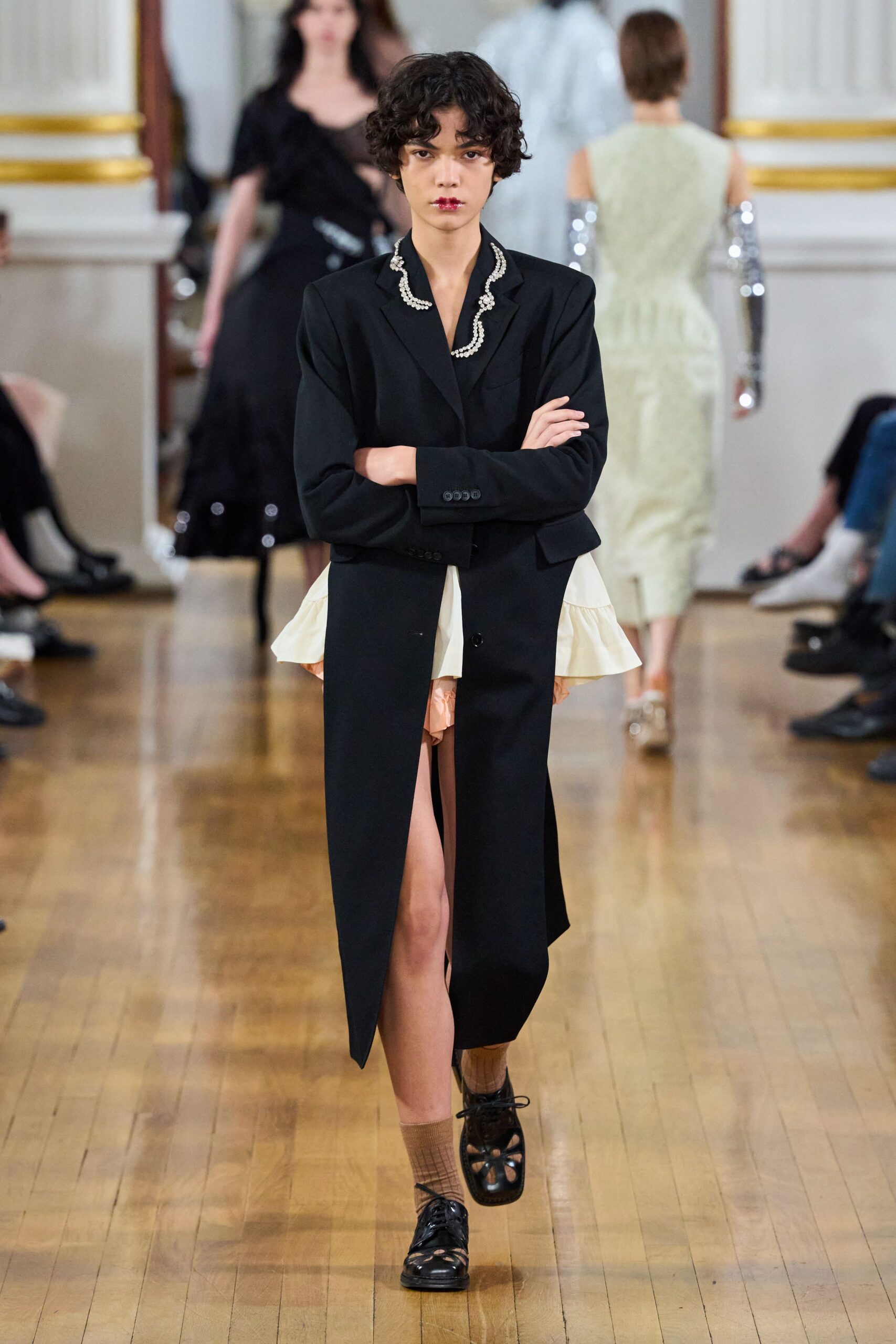 black long-sleeve collared structured buttoned blazer