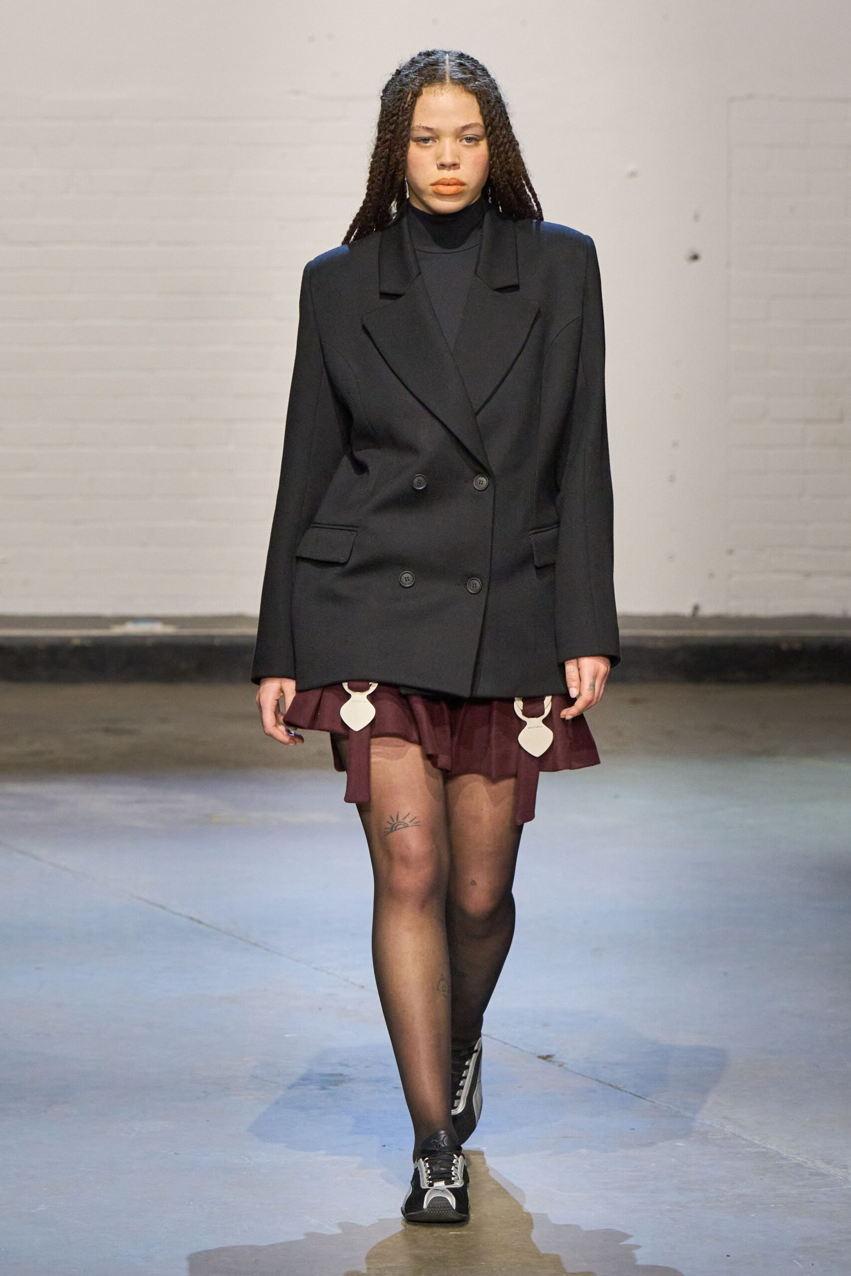 maroon fitted pleated mini skirt