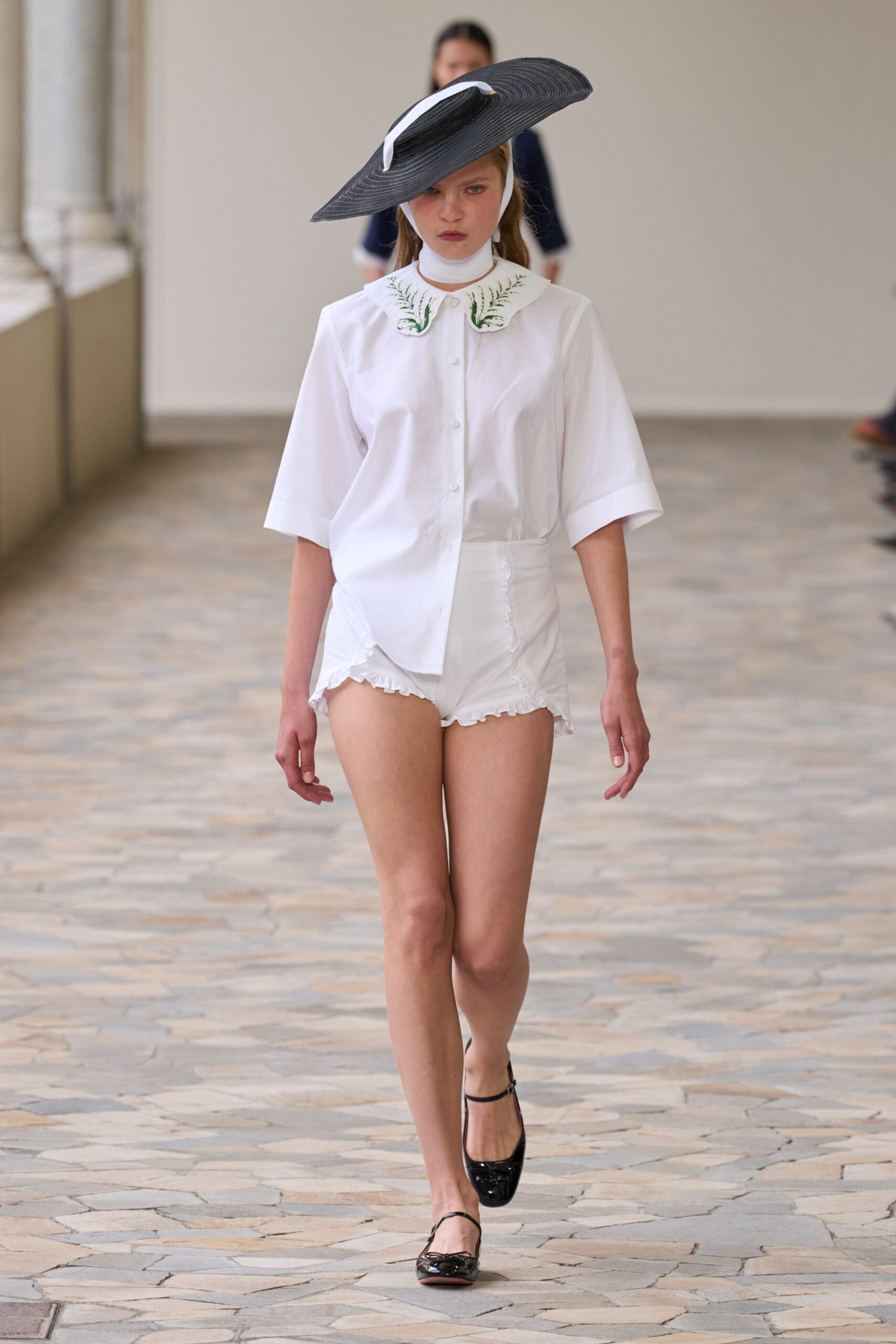 white cotton fitted ruffled short shorts