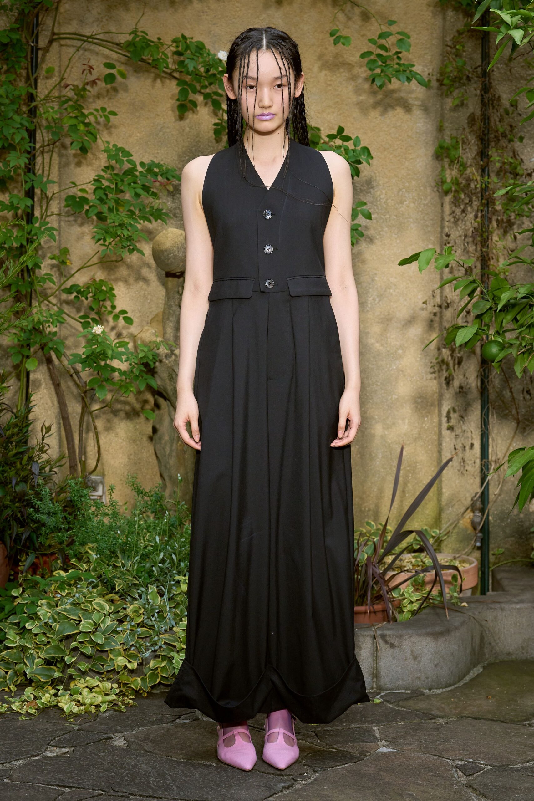 black fitted sleeveless gown with pink shoes