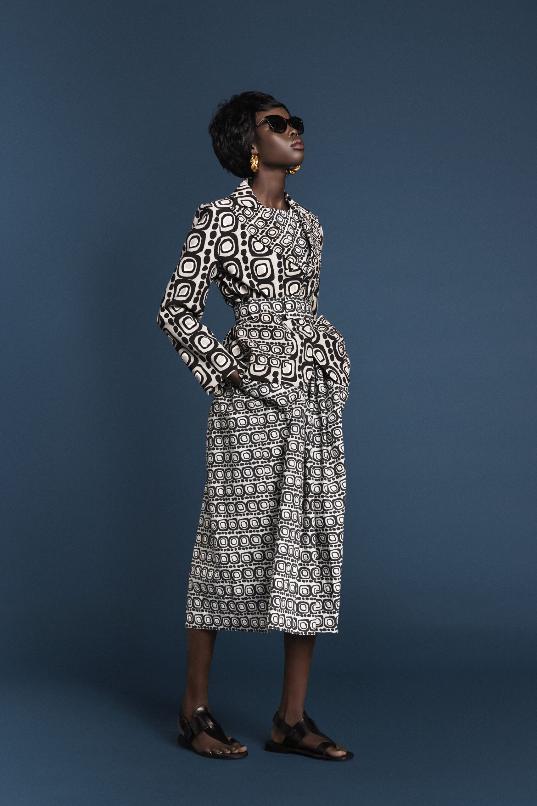 black long-sleeve collared tailored printed blazer