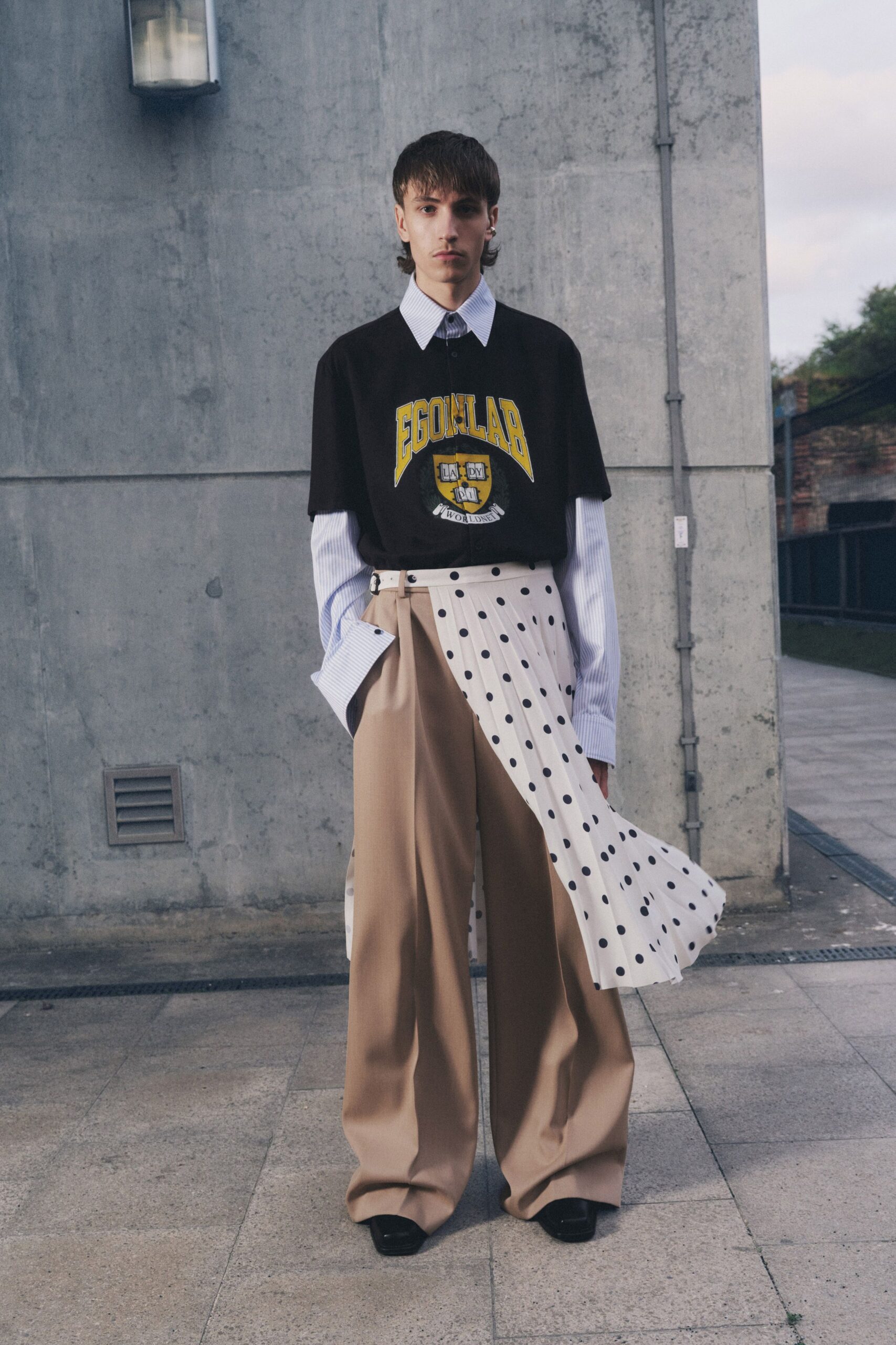black t-shirt with beige pants