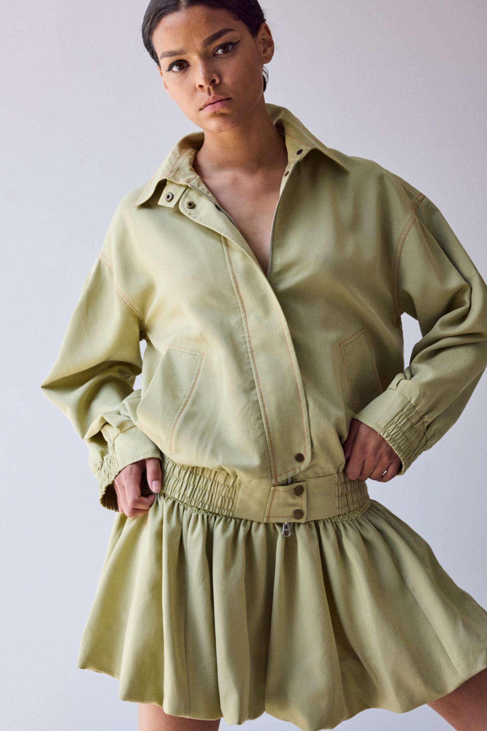 green cotton fitted high-waisted pleated short skirt