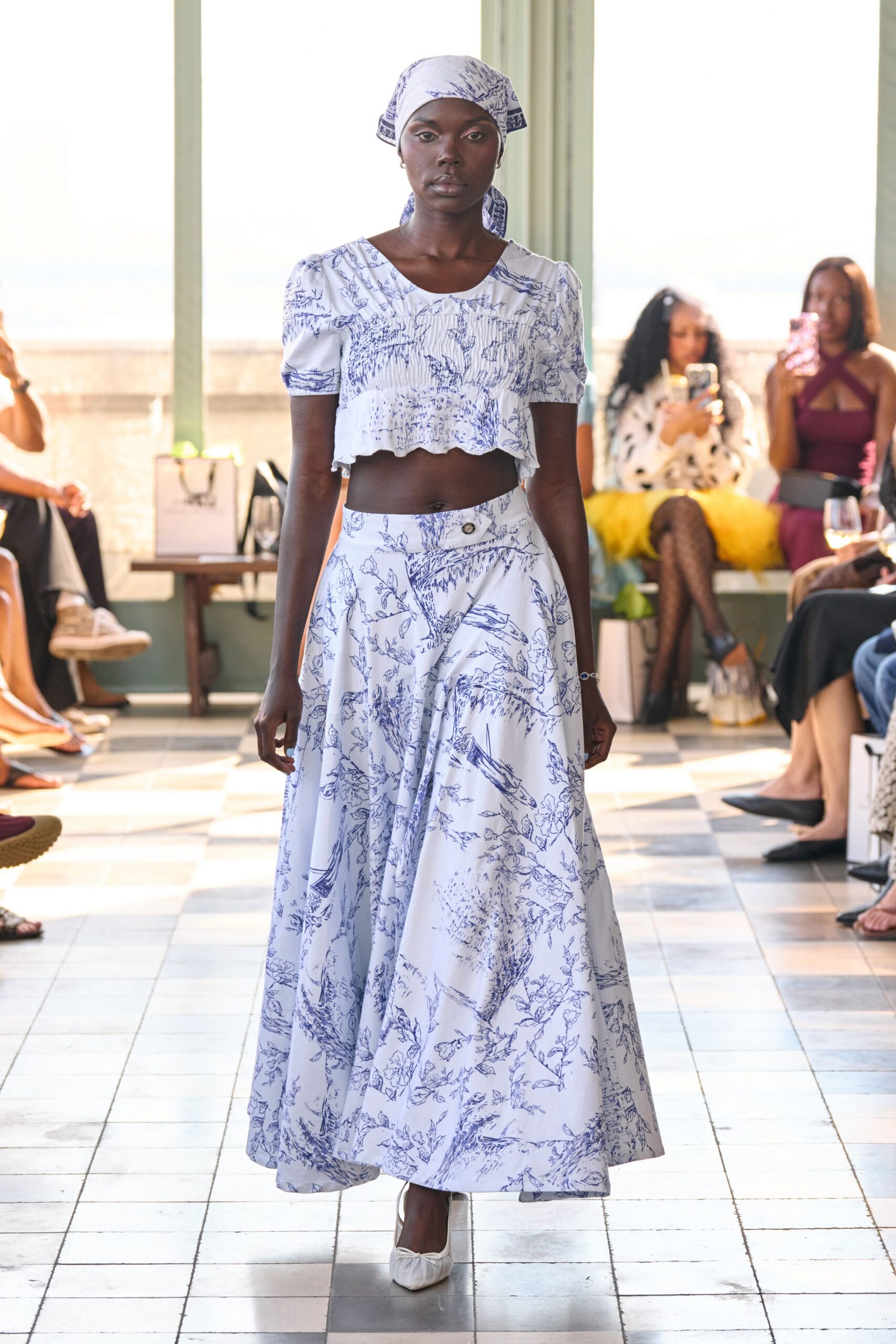 blue cotton short-sleeve collared fitted printed cropped crop-top
