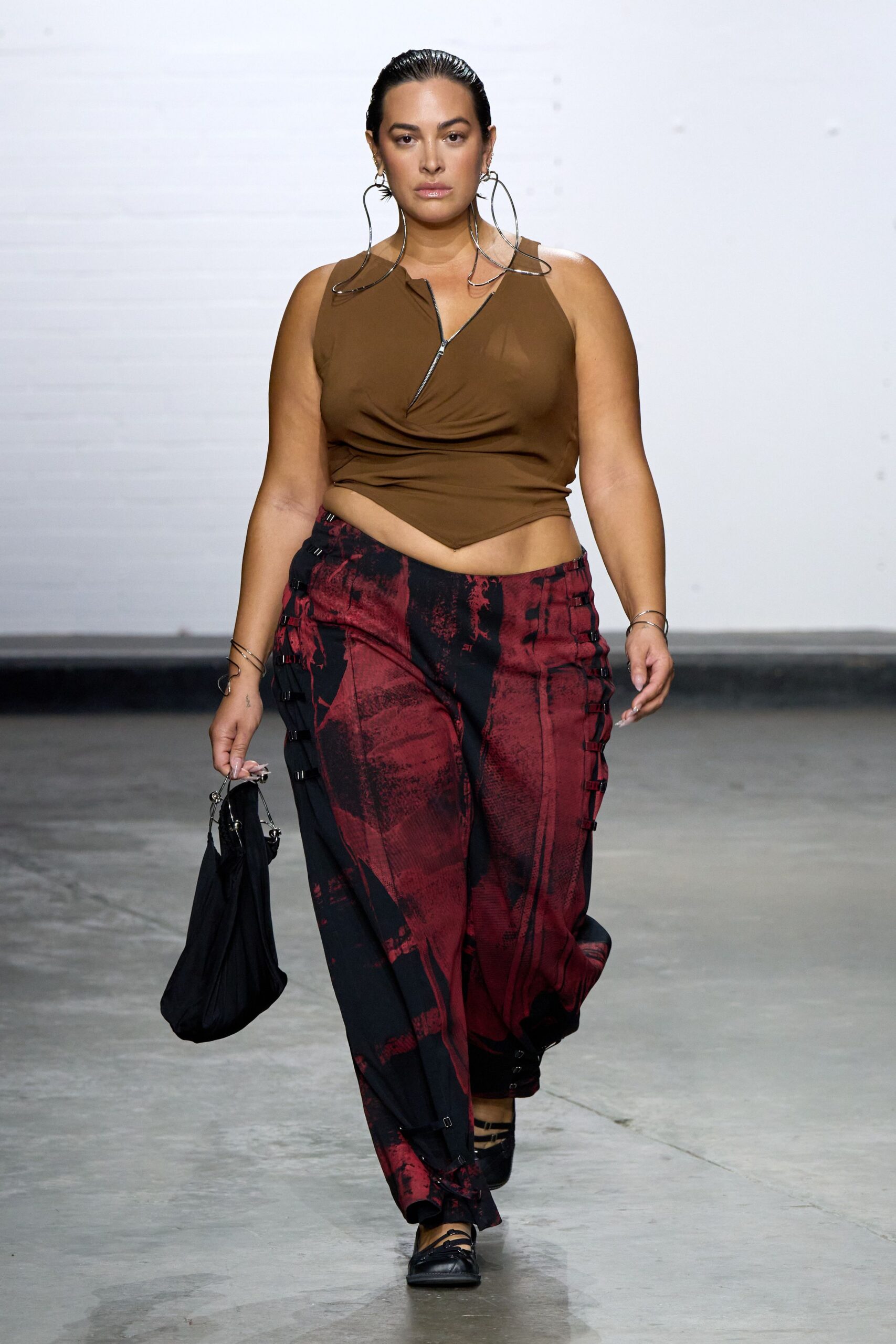 brown cotton sleeveless v-neck fitted cropped top