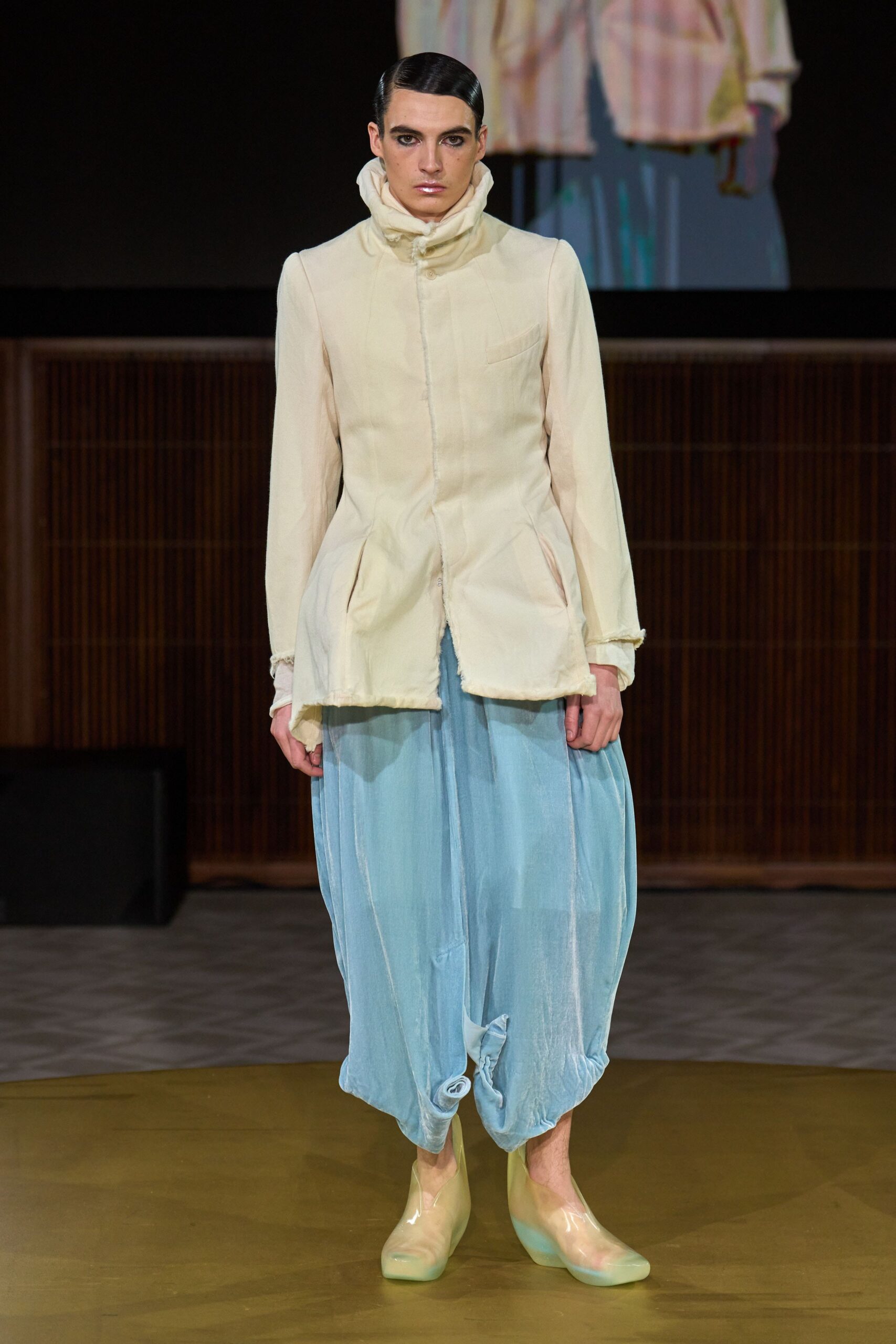 beige cotton long-sleeve collared relaxed buttoned pleated jacket