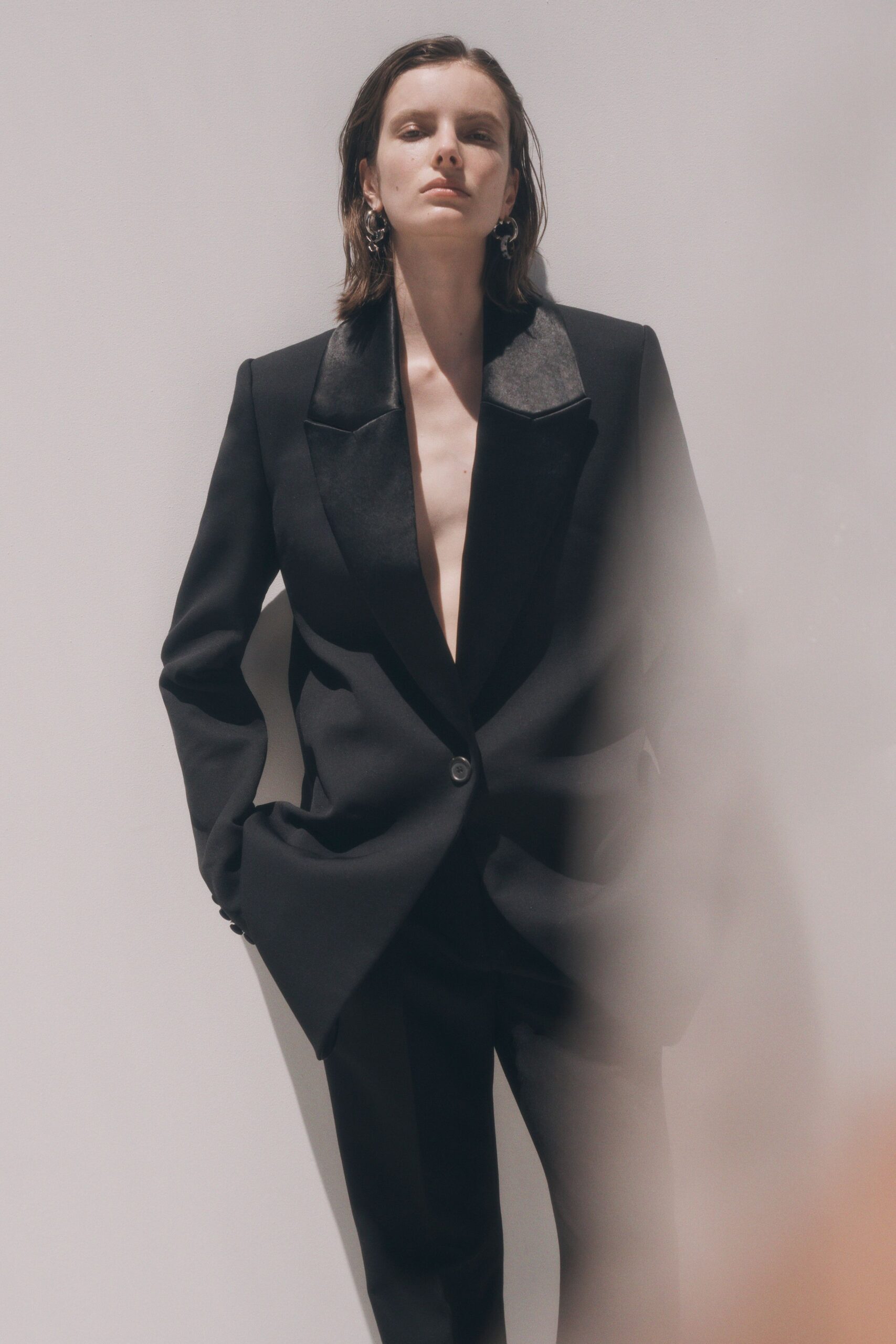black wool long-sleeve collared tailored buttoned blazer