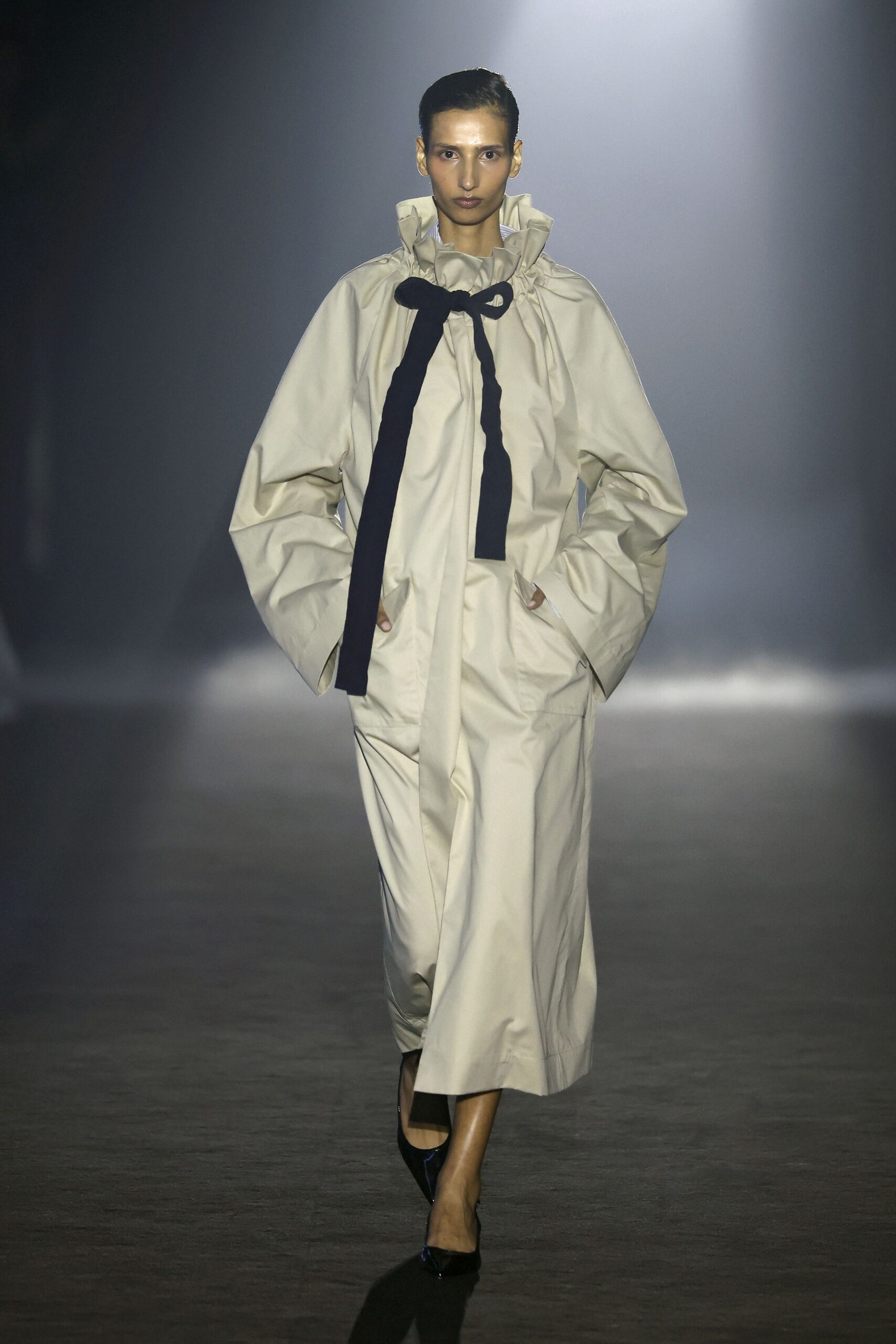beige cotton long-sleeve collared relaxed zippered pockets coat