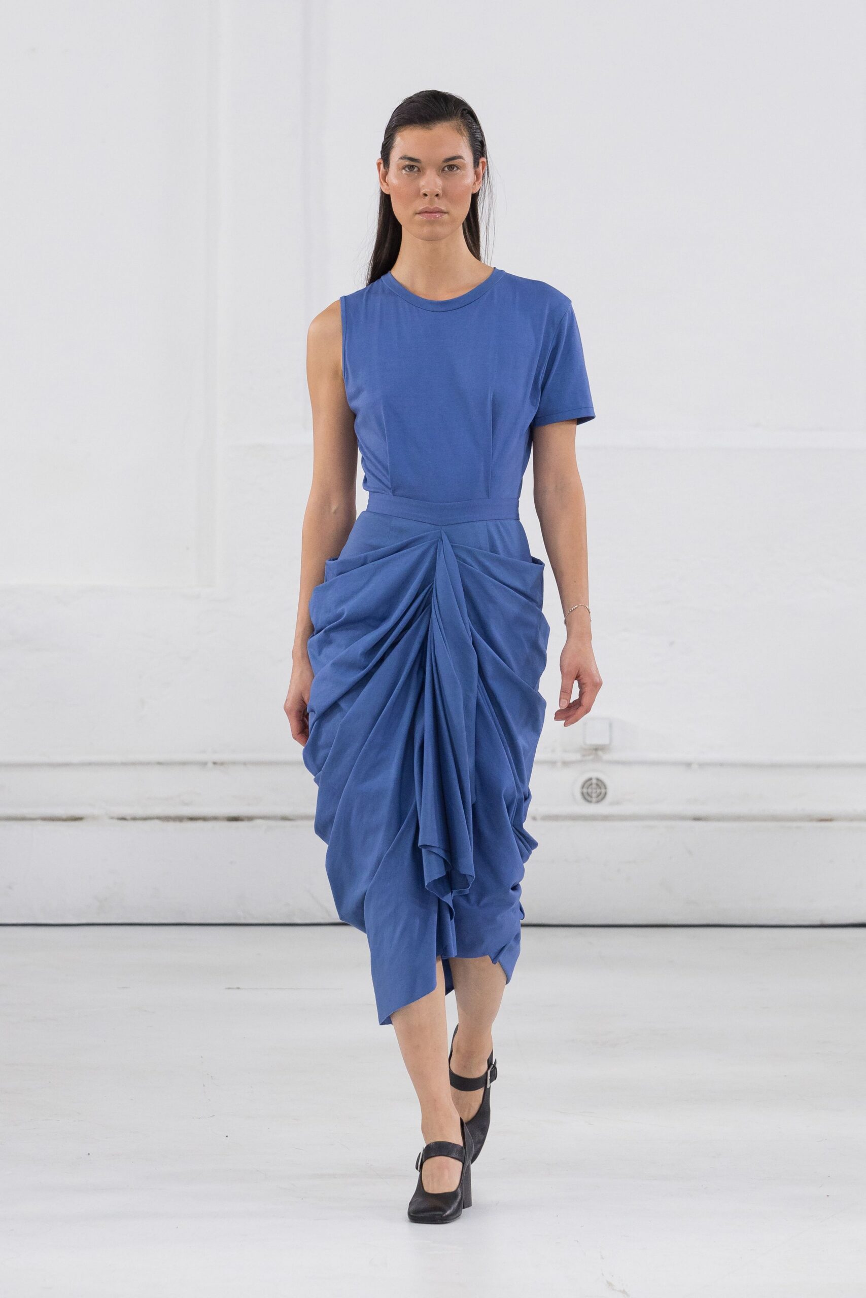 blue pleated midi dress with black shoes