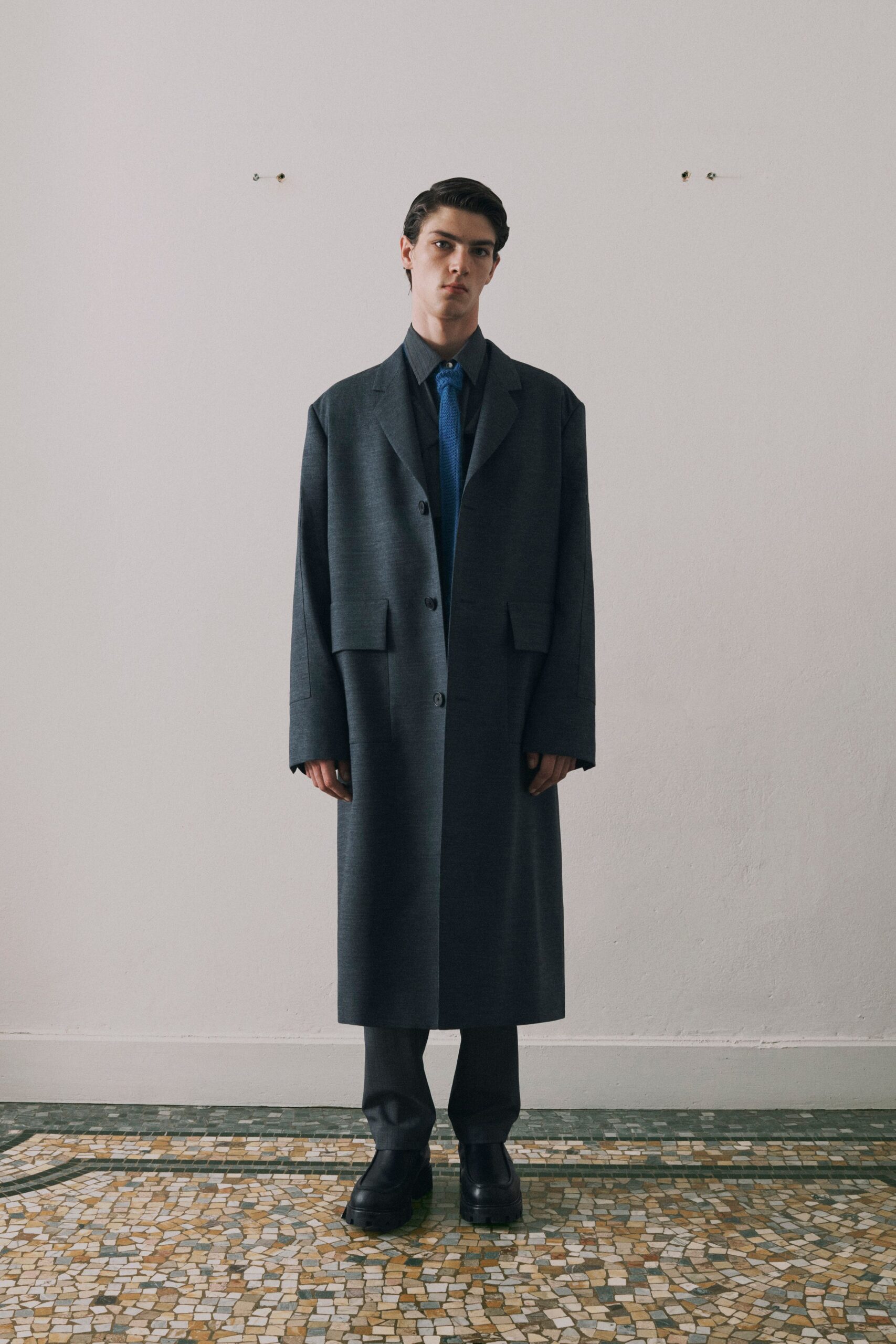 gray wool long-sleeve collared oversized buttoned coat