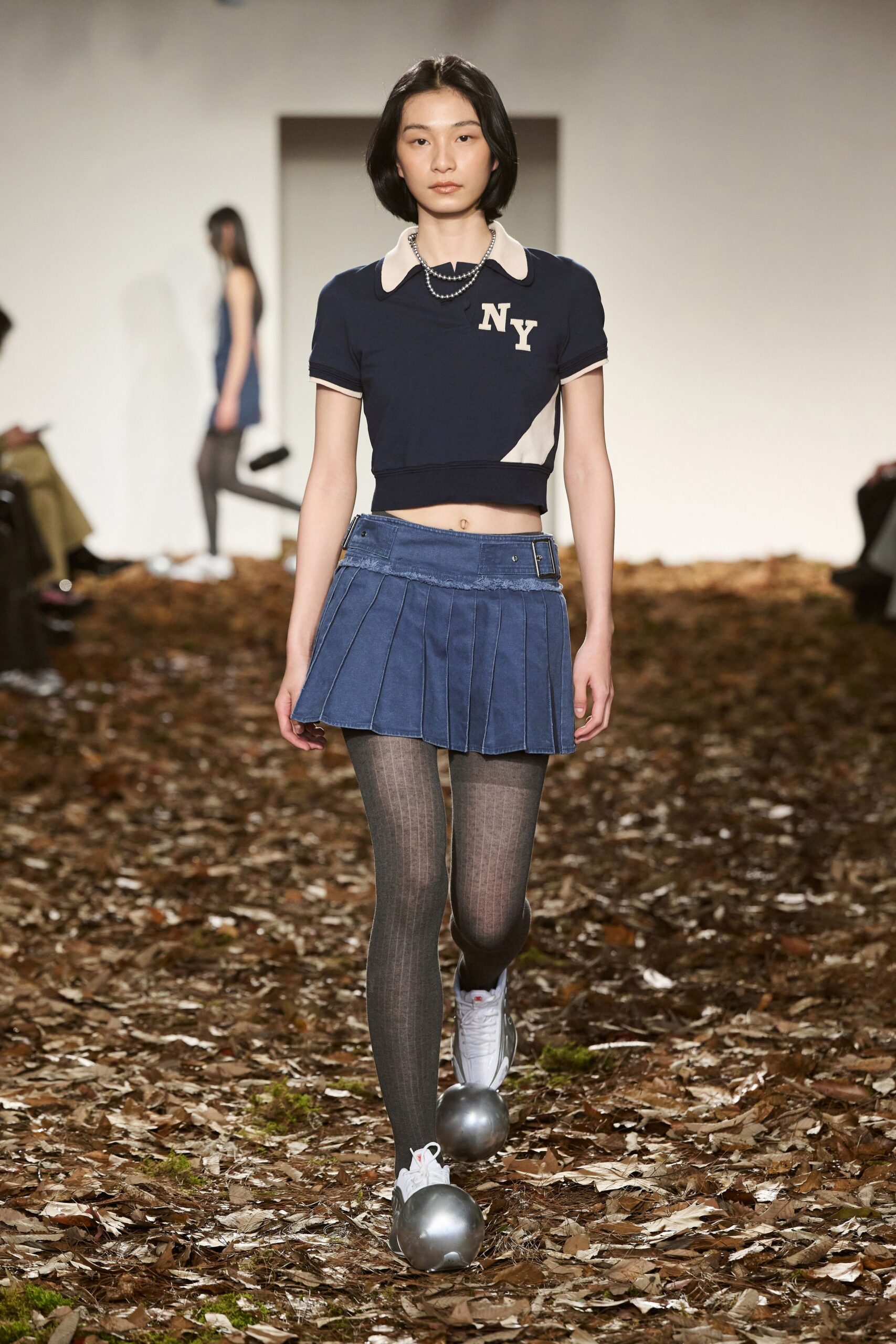 blue cotton short-sleeve collared fitted cropped top